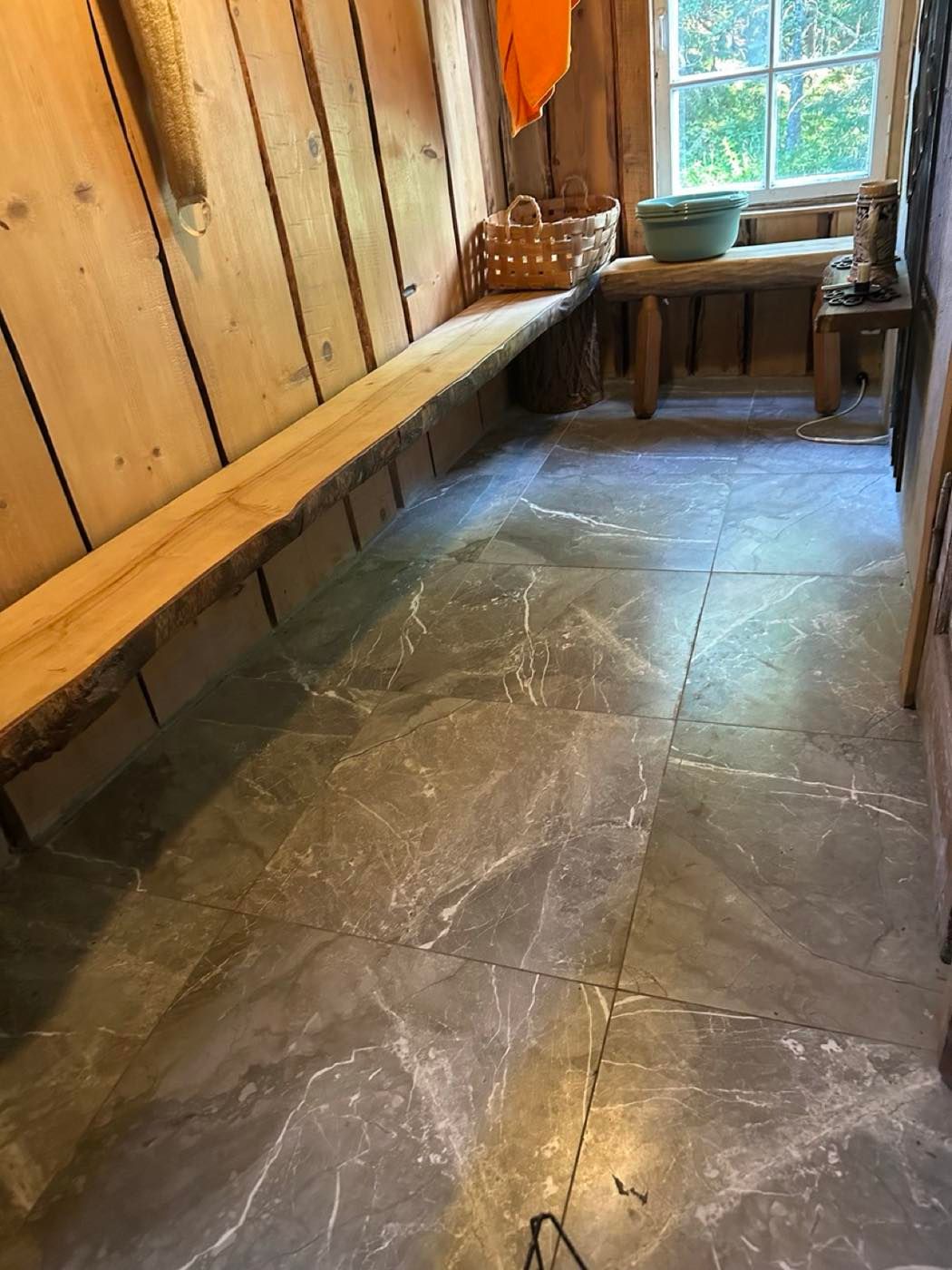 Sauna põranda plaatimistöö