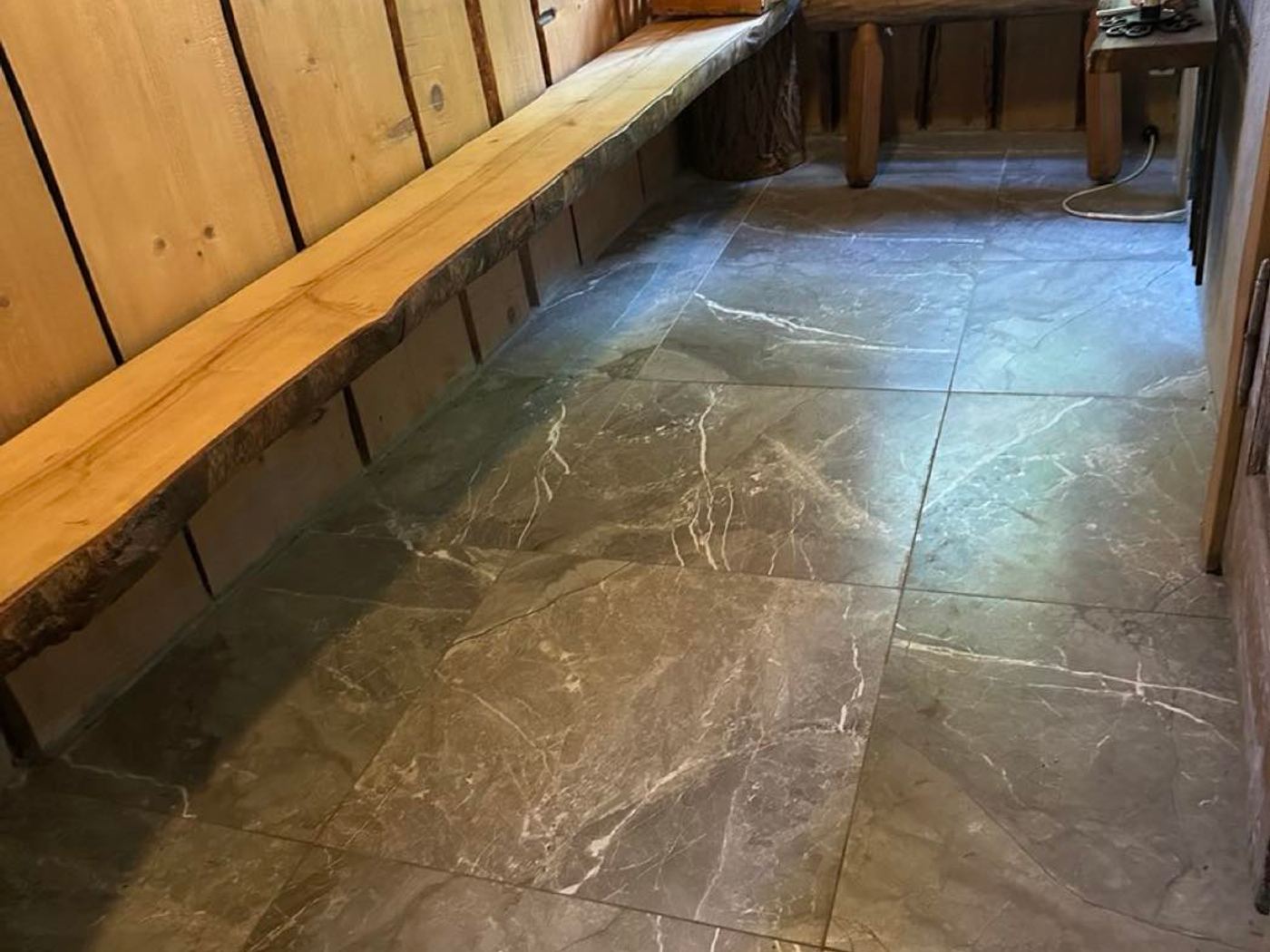 Sauna põranda plaatimistöö