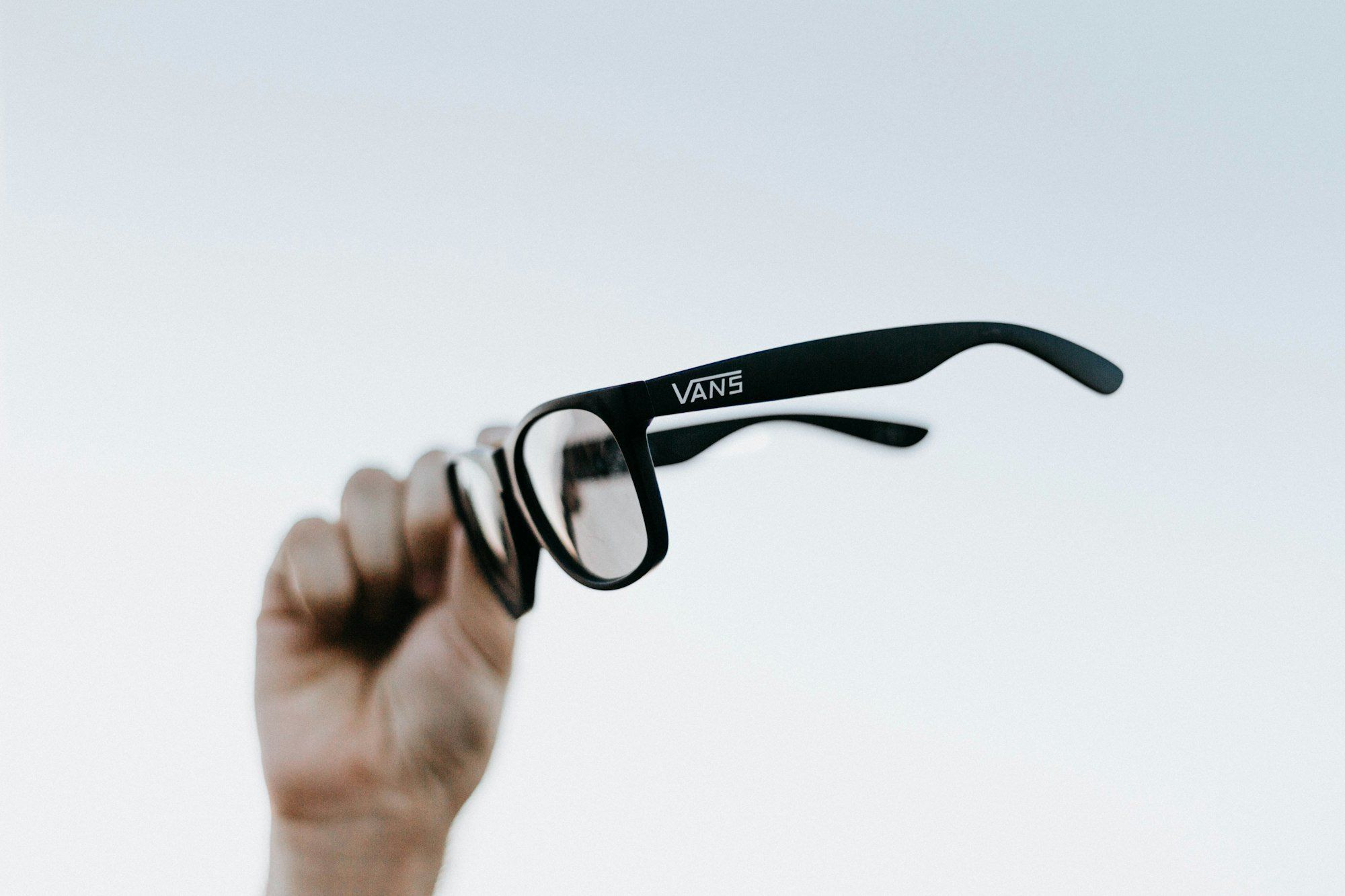 Main tenant une paire de lunettes connectées, l'usage audio et photo au quotidien