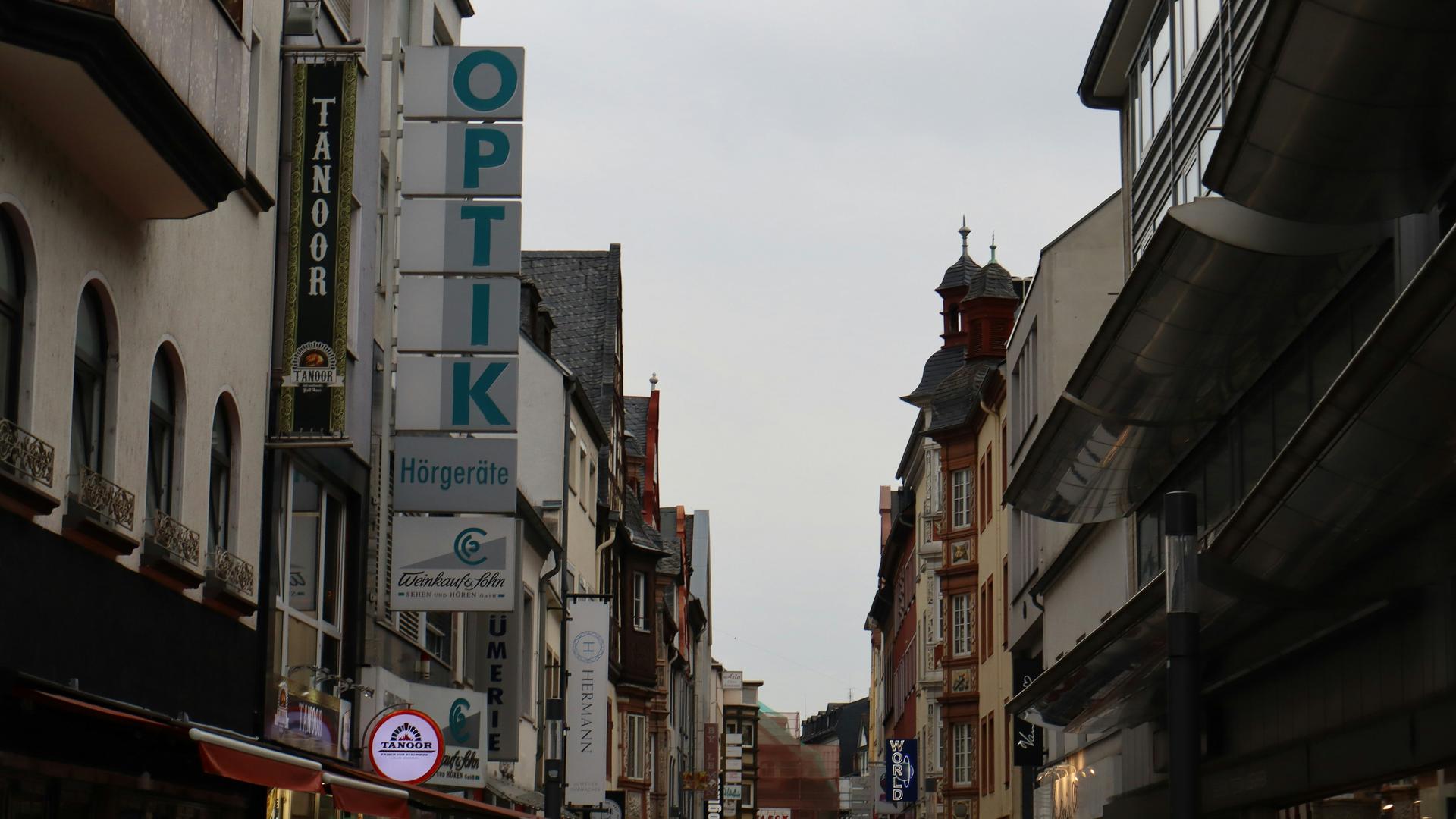 Devanture d'un magasin d'optique en centre-ville
