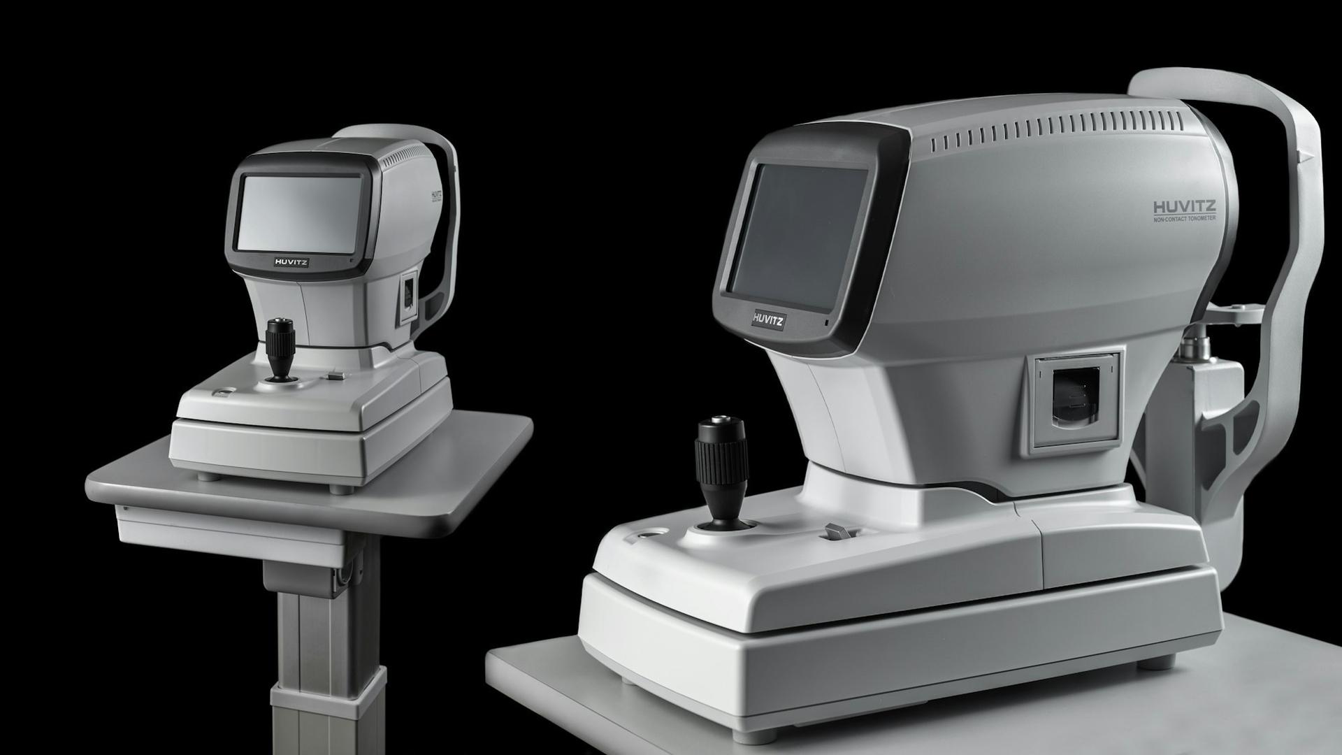 Machines d'atelier posées sur un établi, évoquant la détoureuse et le frontofocomètre nécessaires à l'activité de l'opticien.