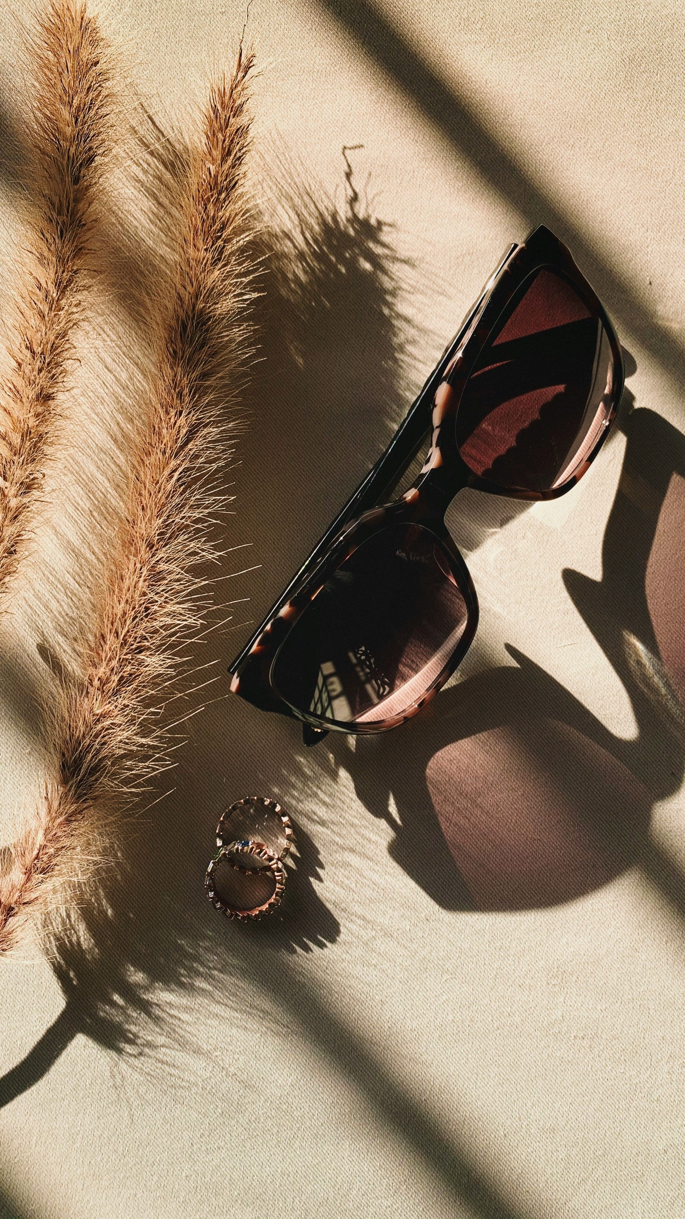 Lunettes de soleil sur un textile, discrétion et vie privée
