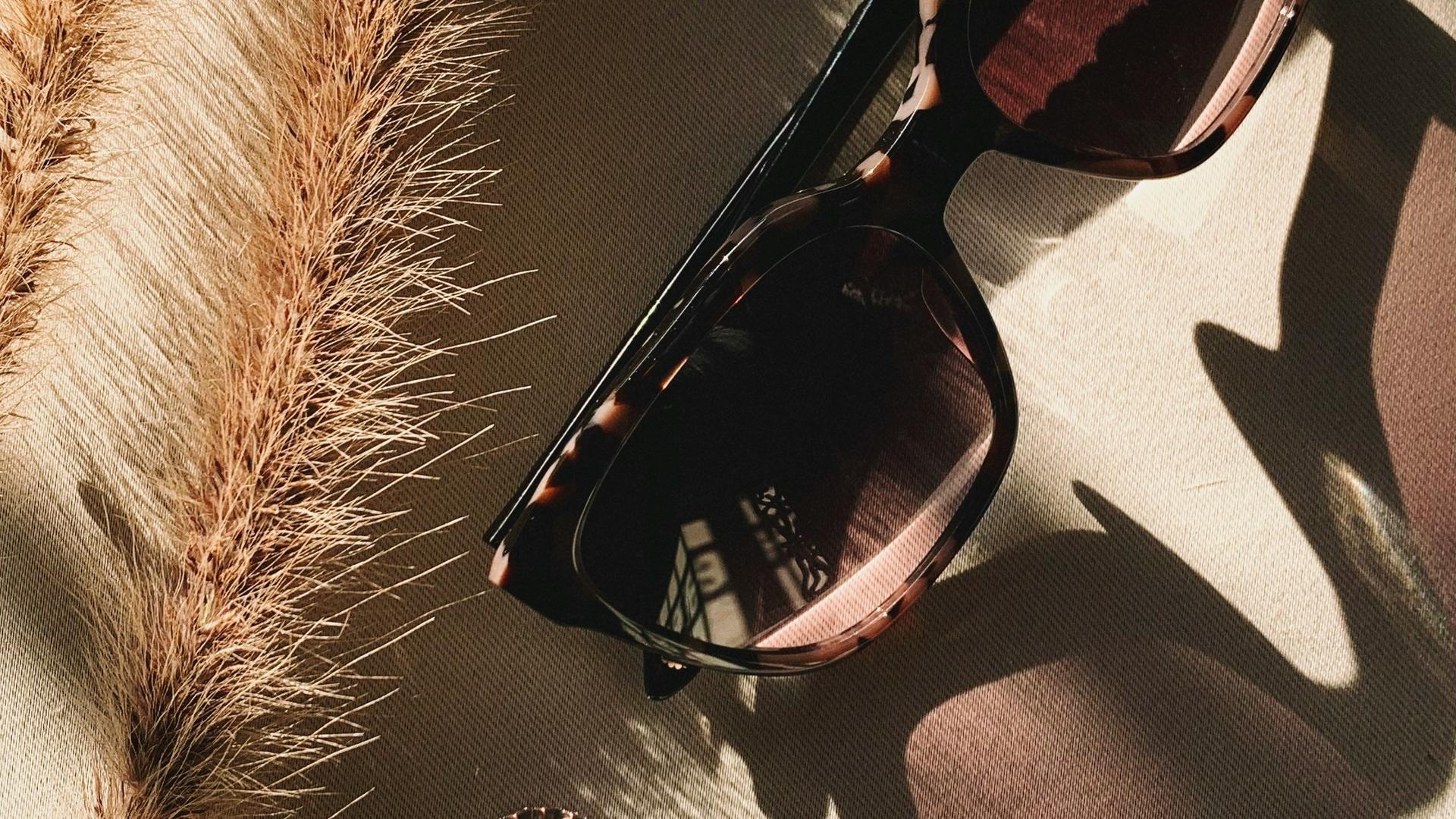 Lunettes de soleil sur un textile, discrétion et vie privée