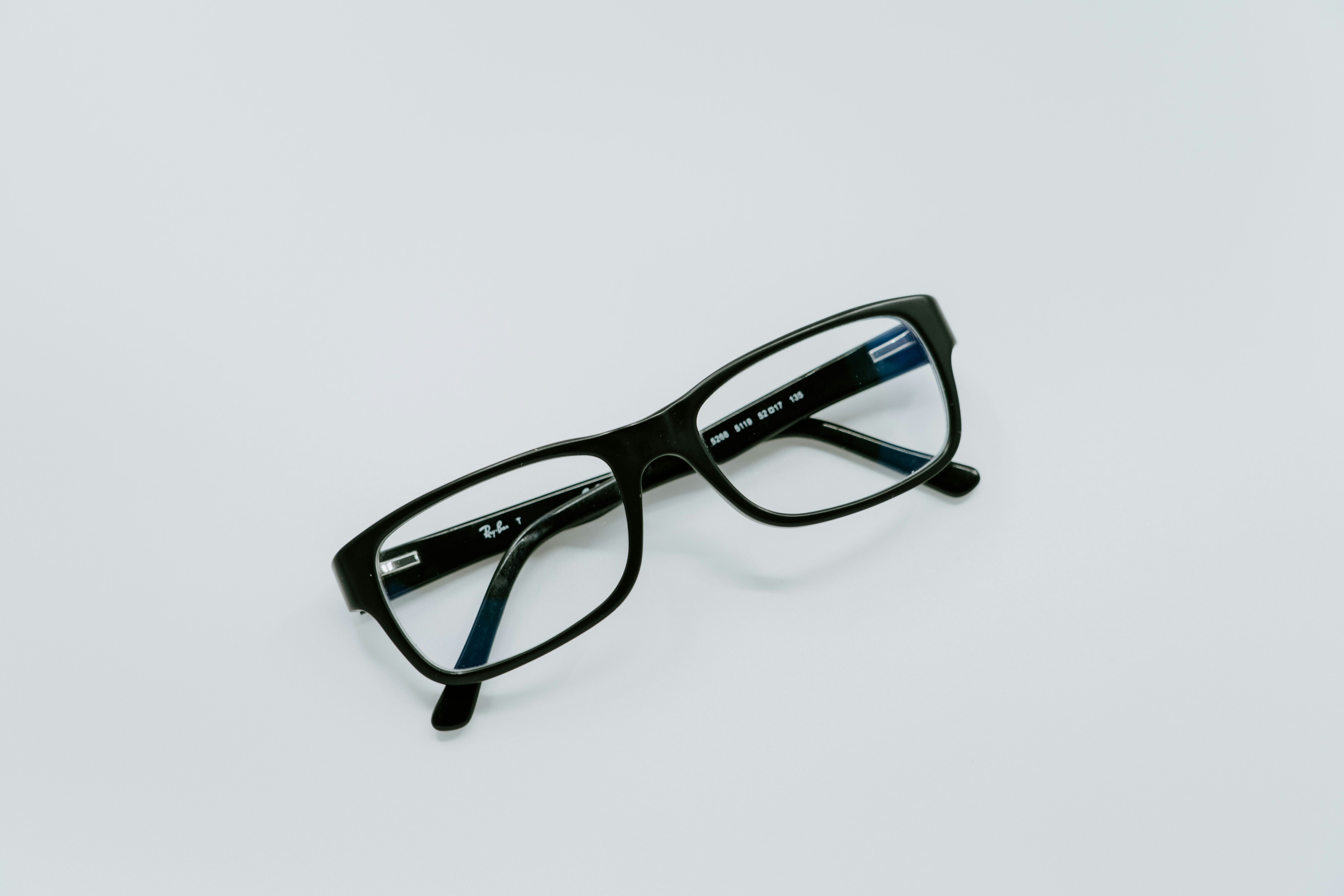 Lunettes à monture noire classique, représentant l'artisanat optique