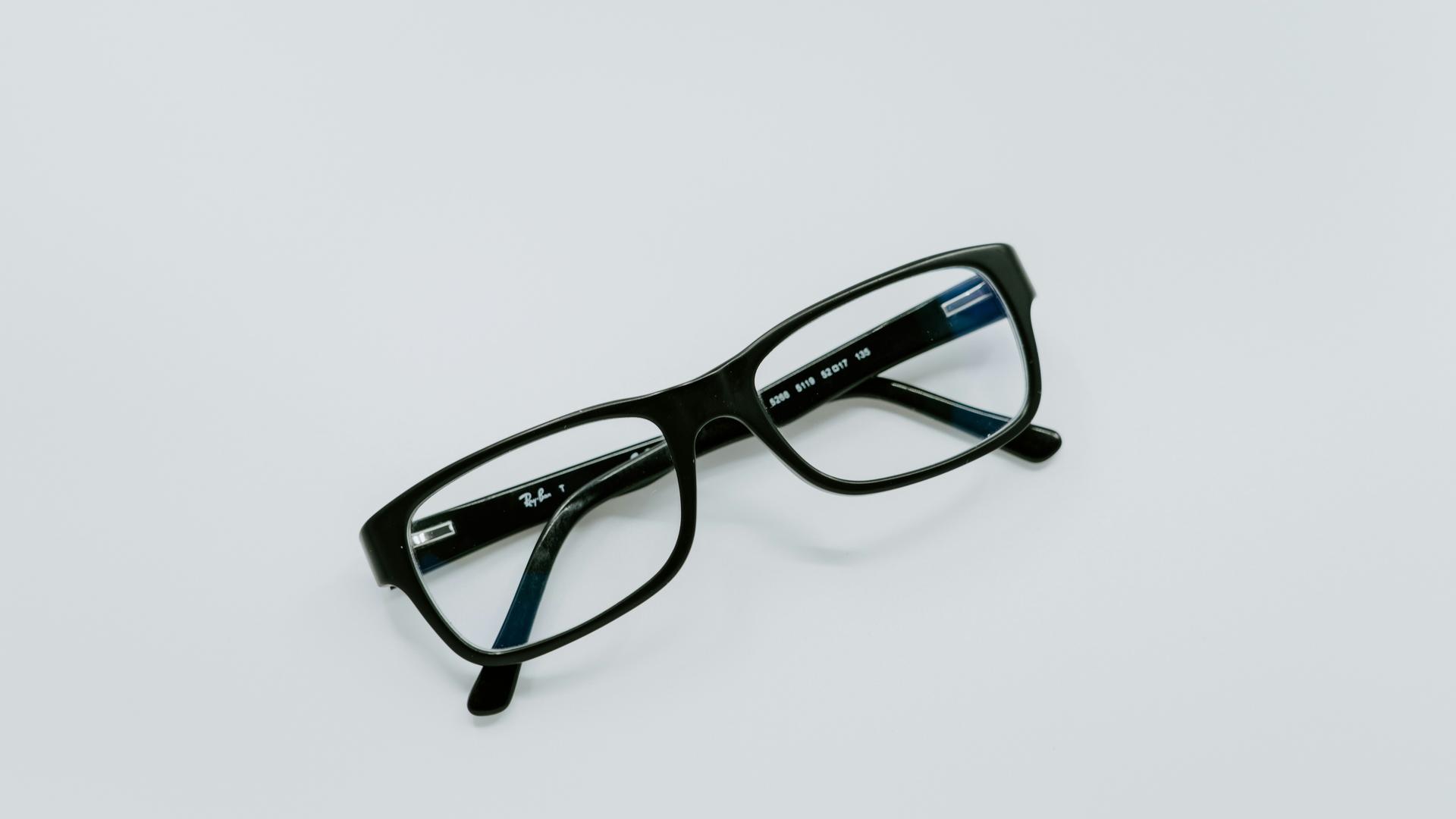 Lunettes à monture noire classique, représentant l'artisanat optique