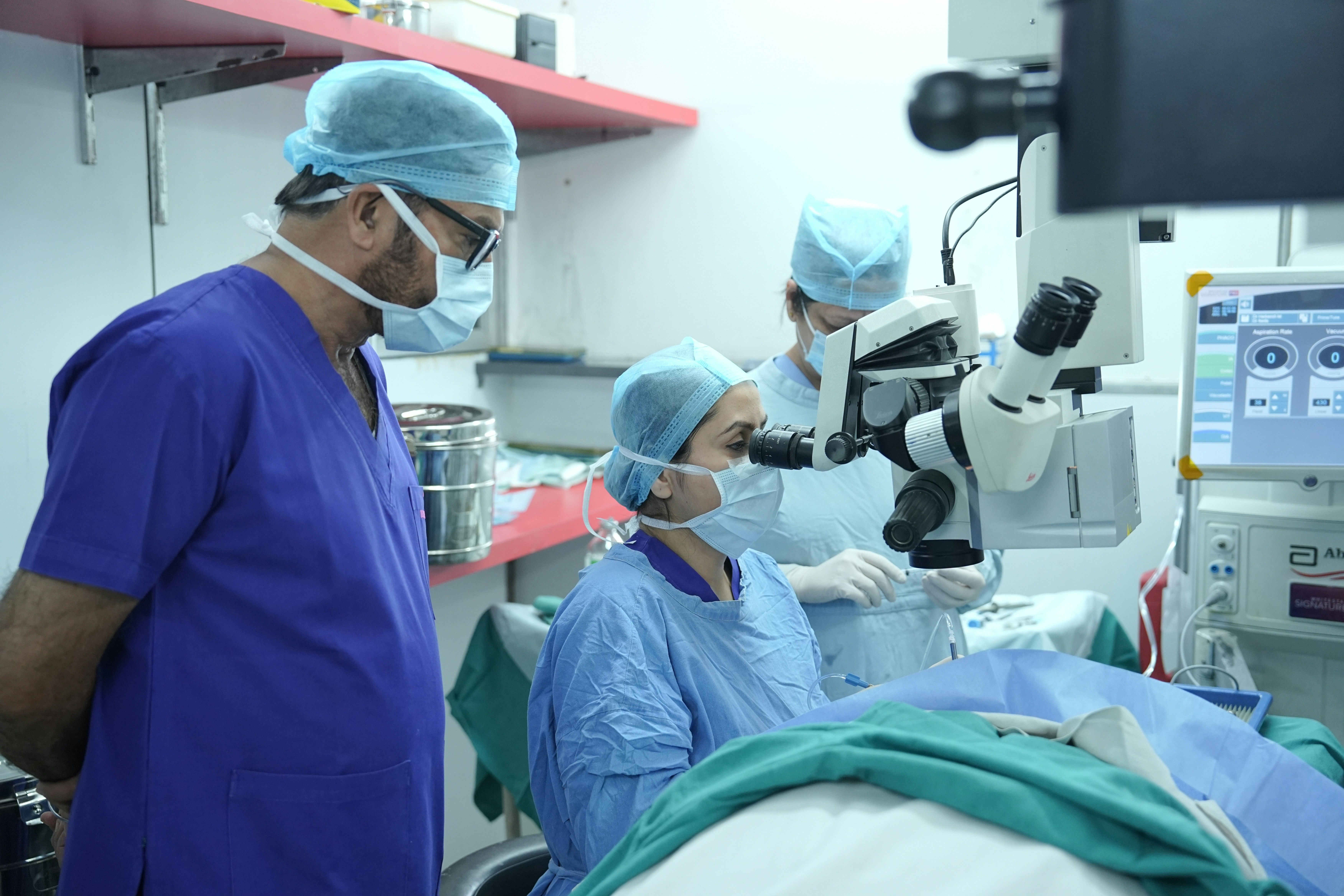 Bloc opératoire avec équipement laser pour la chirurgie réfractive des yeux