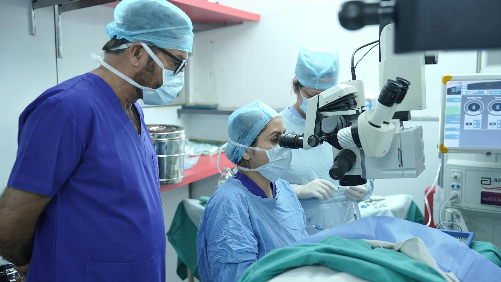 Bloc opératoire avec équipement laser pour la chirurgie réfractive des yeux