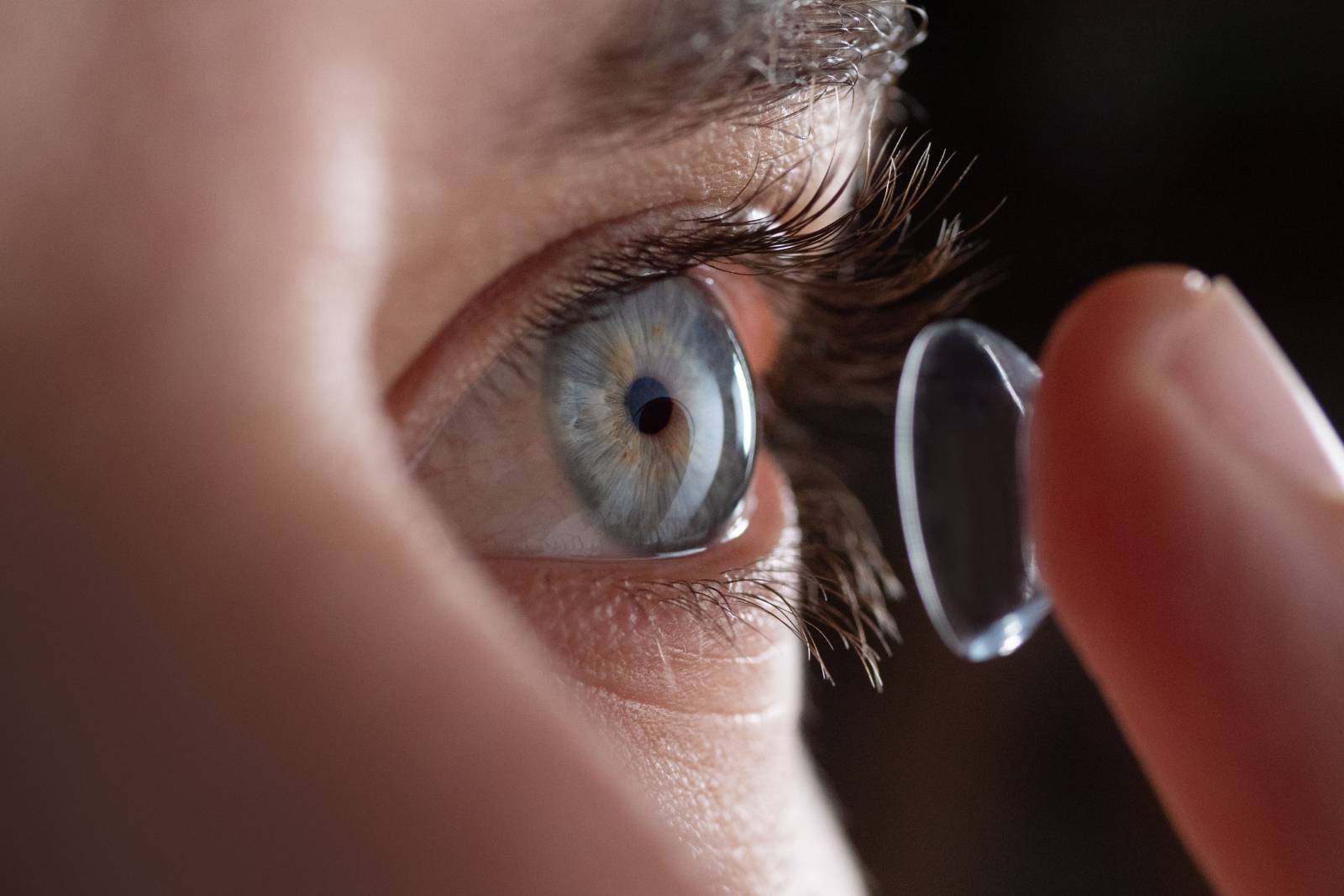 Lentilles de contact chez un opticien à Nice