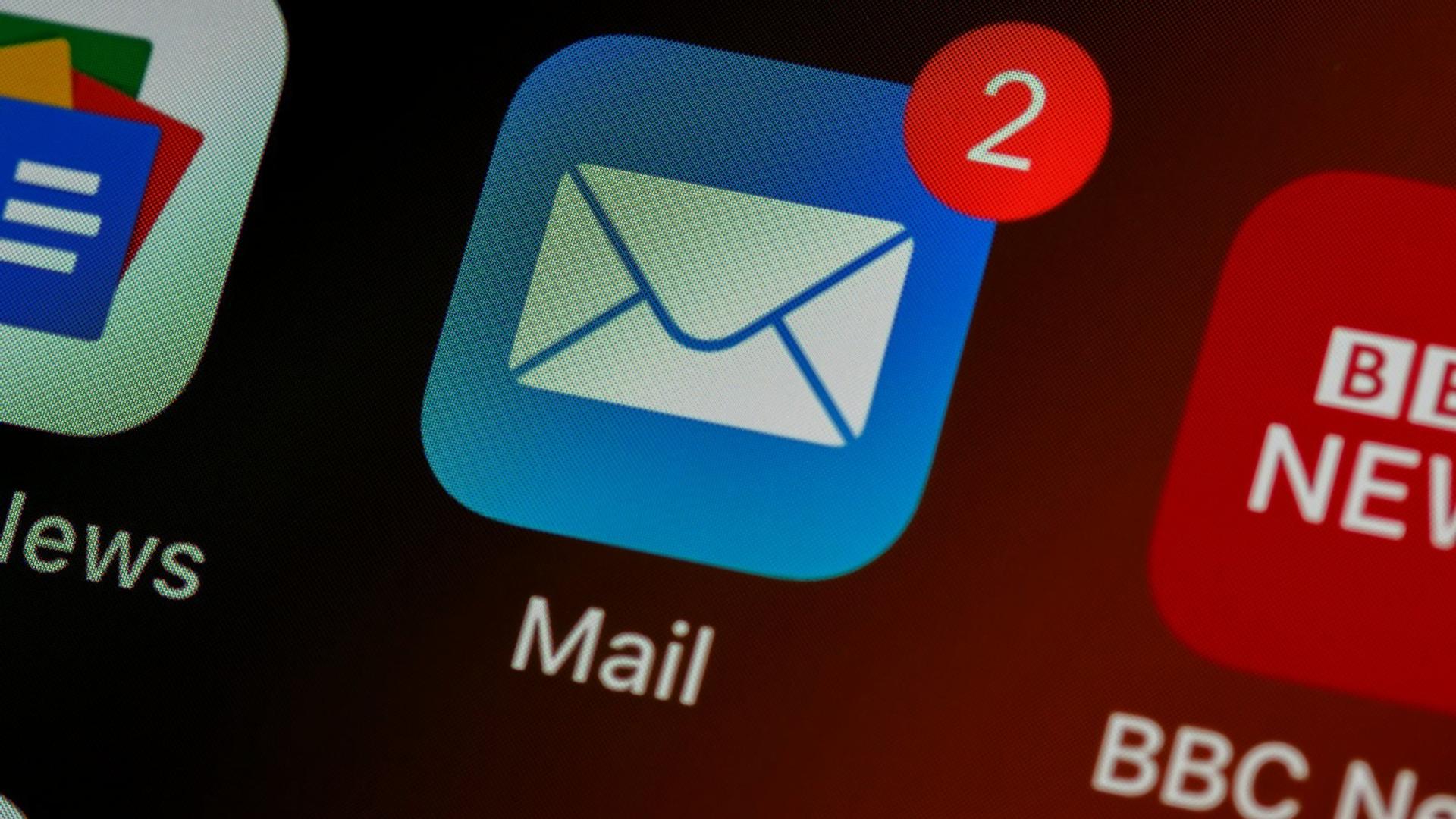 Icône d'application mail sur un écran de téléphone portable
