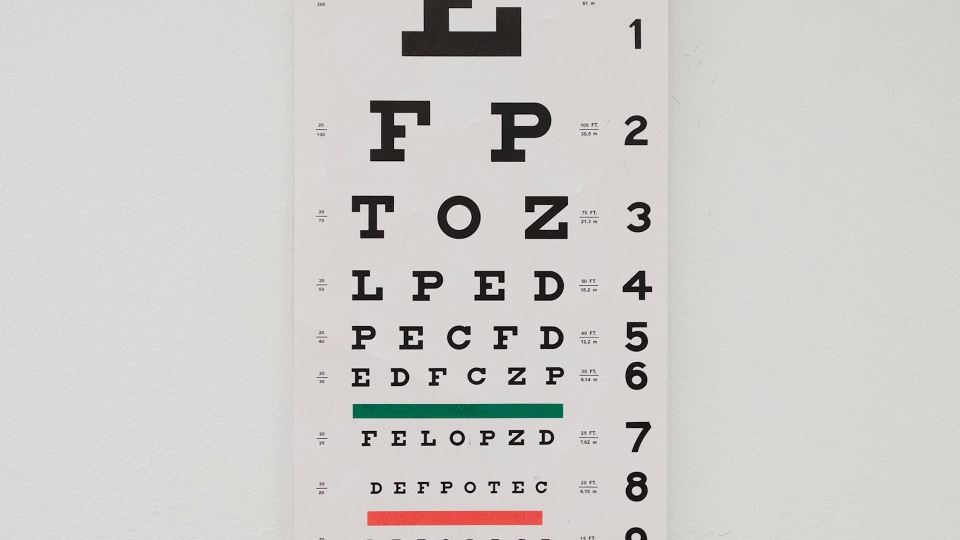 Patient passant un test de vue avec un appareil médical, illustrant les symptômes oculaires après l'éclipse de 2026 qui imposent une consultation
