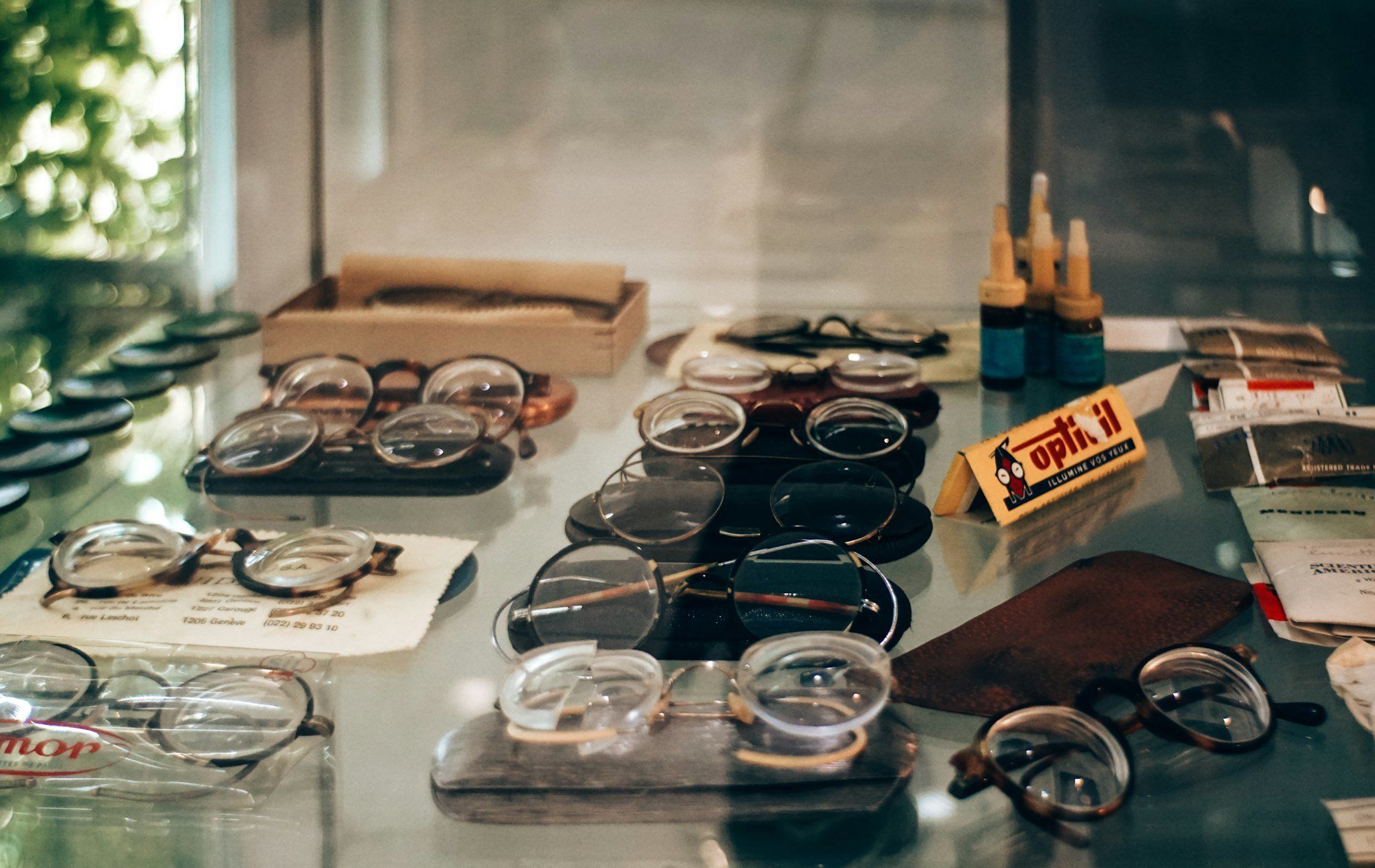 Présentoir de lunettes vintage dans une boutique d'optique indépendante, illustrant la sélection de montures qui justifie un prix plus élevé que celui des chaînes.