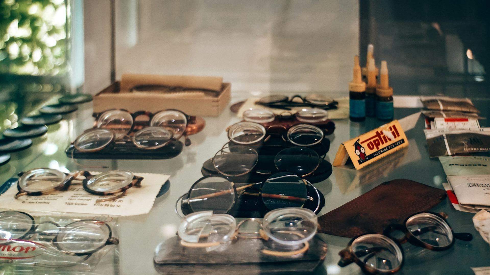 Présentoir de lunettes vintage dans une boutique d'optique indépendante, illustrant la sélection de montures qui justifie un prix plus élevé que celui des chaînes.