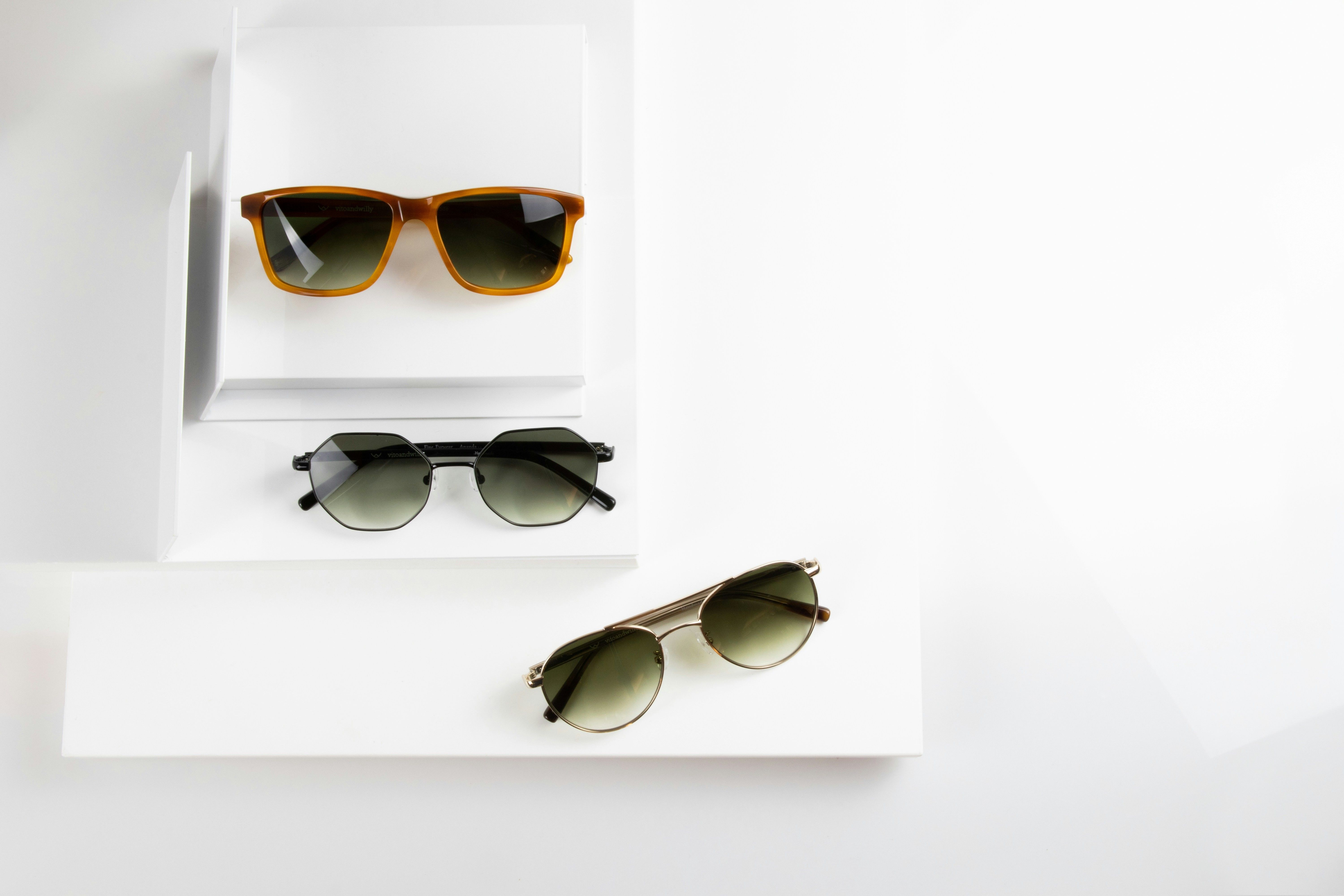 Lunettes noires sur fond blanc, points à vérifier avec un opticien