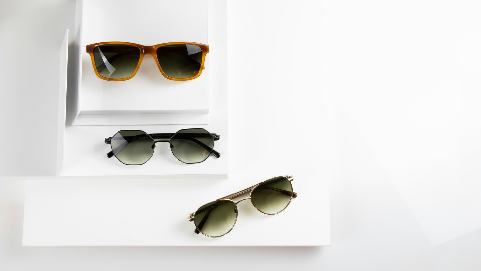 Lunettes noires sur fond blanc, points à vérifier avec un opticien