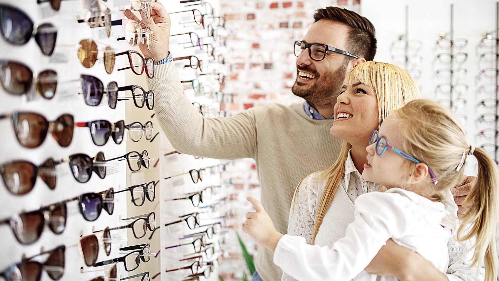 Essayage de montures chez un opticien à Nice