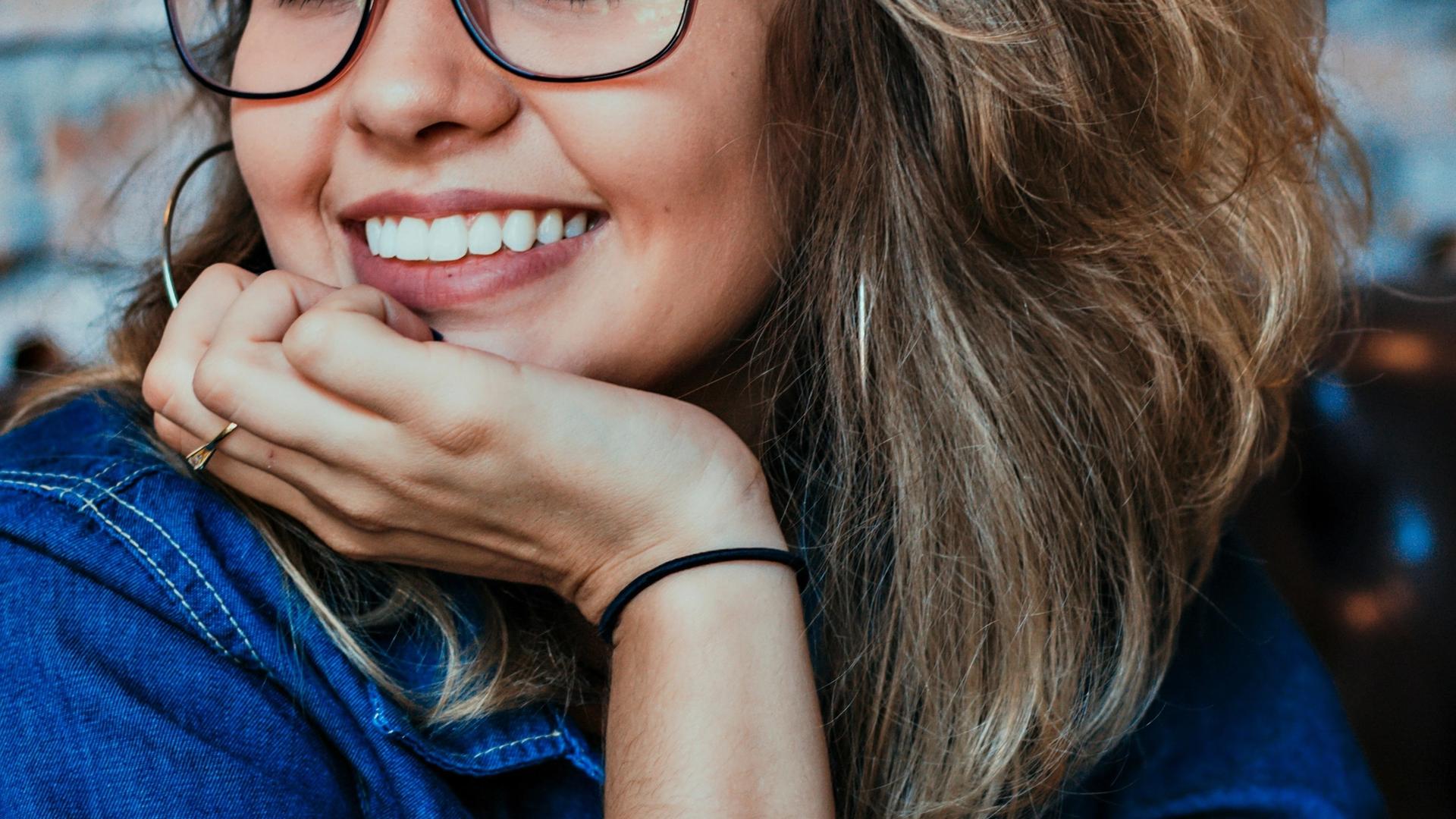 Femme portant des lunettes noires, illustration du choix selon la forme du visage