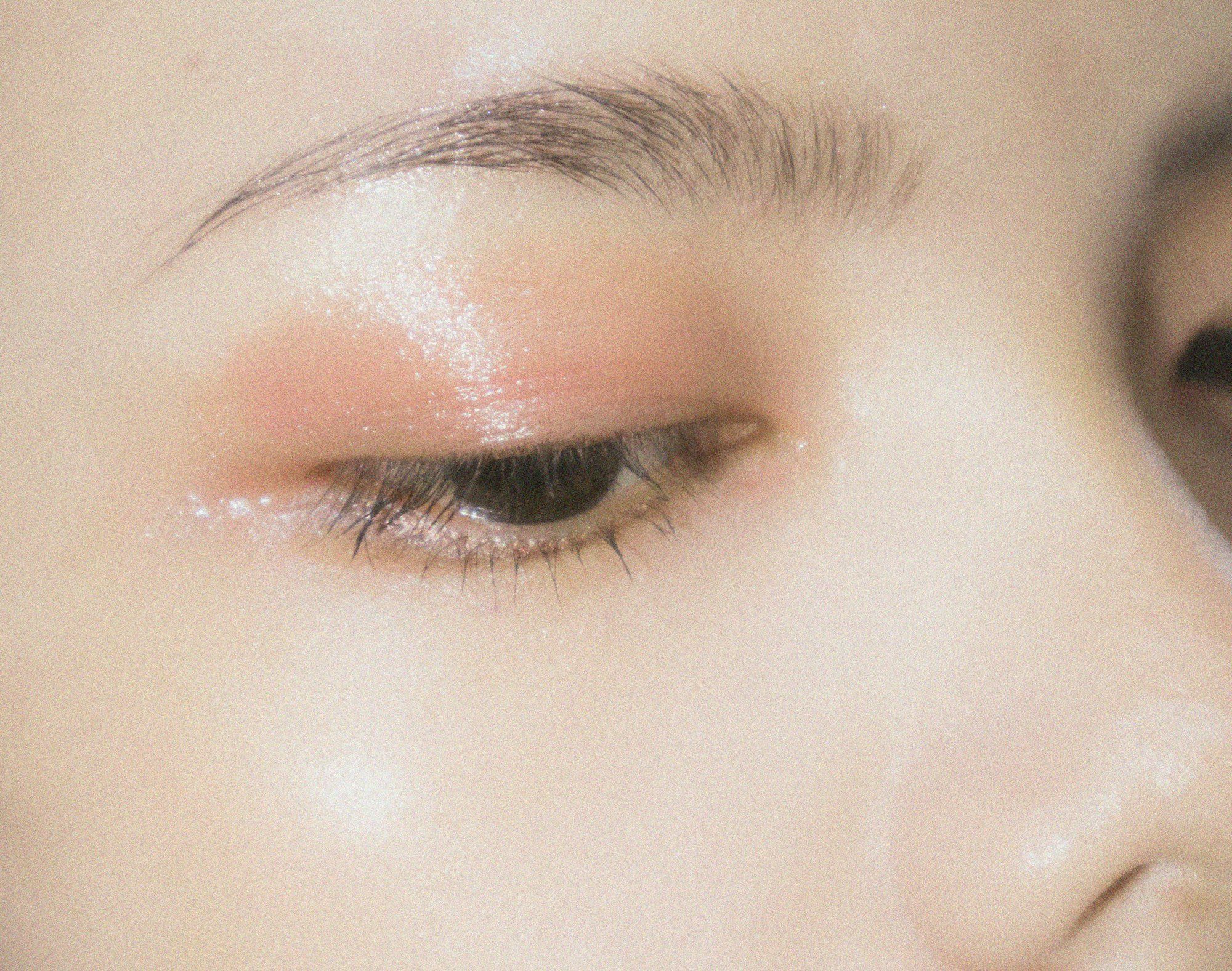 Gros plan de l'œil d'une femme avec maquillage, la paupière supérieure étant la zone touchée par le ptosis