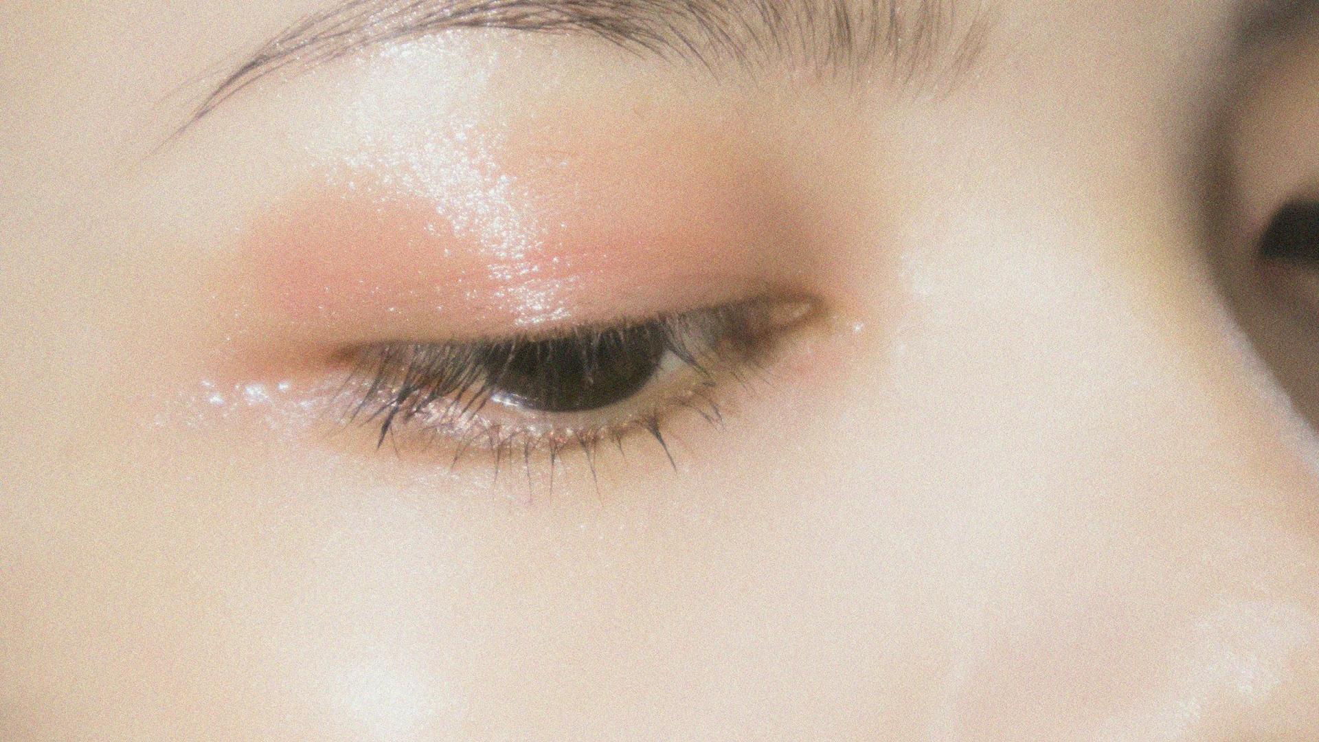 Gros plan de l'œil d'une femme avec maquillage, la paupière supérieure étant la zone touchée par le ptosis