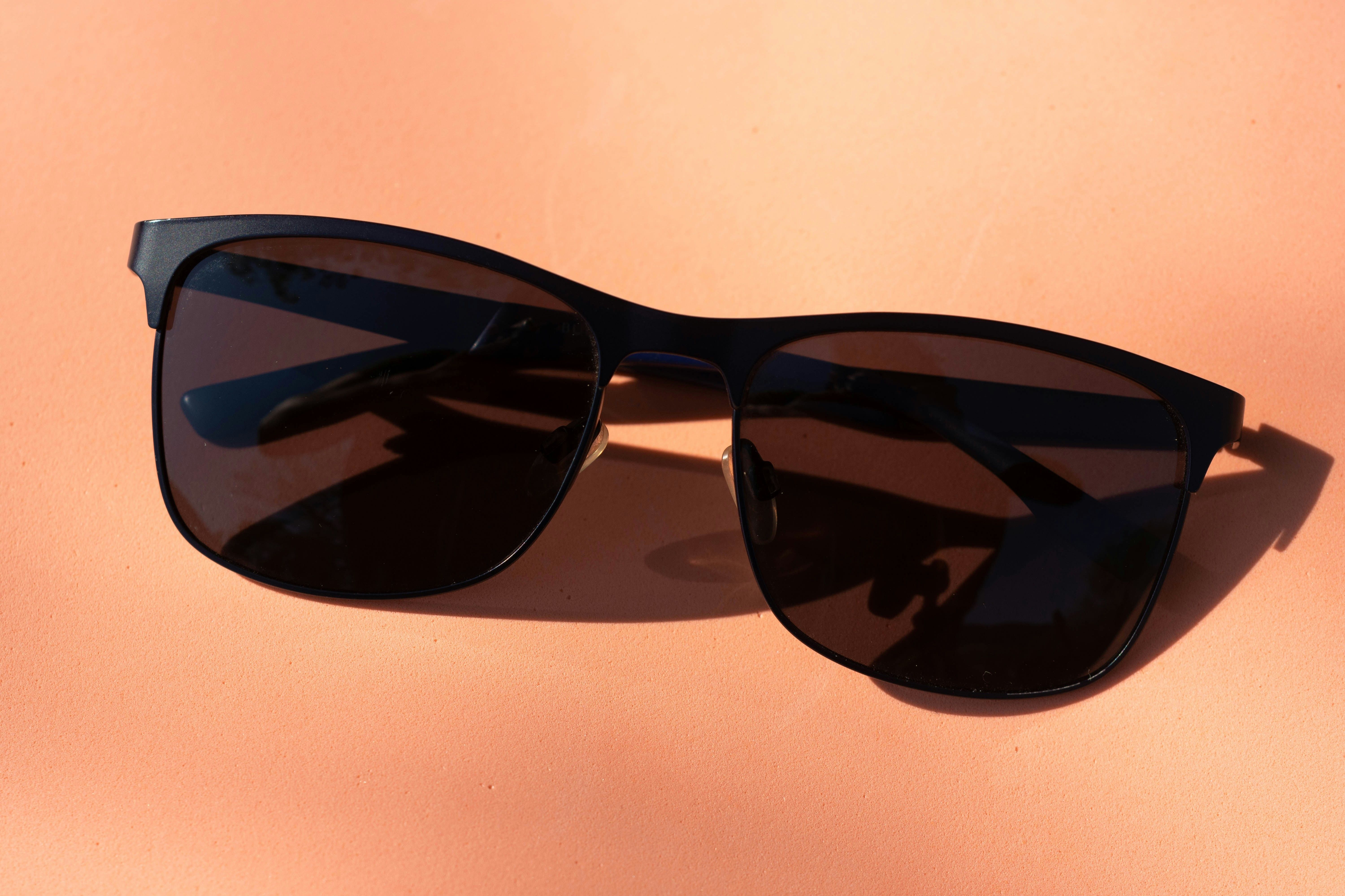 Lunettes de soleil noires sur une table, technologie connectée