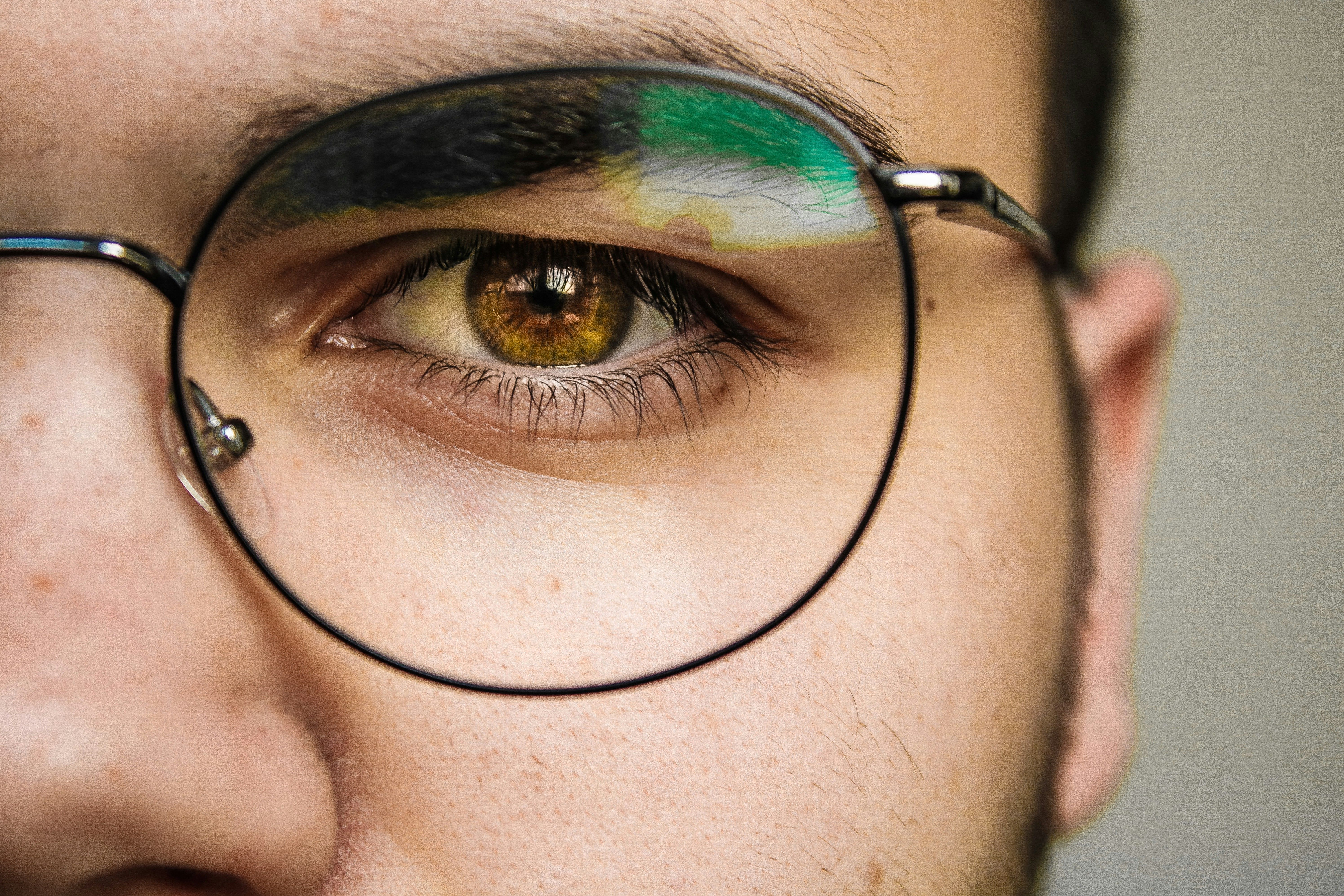 Homme portant des lunettes noires, illustration des critères de choix d'une monture créateur