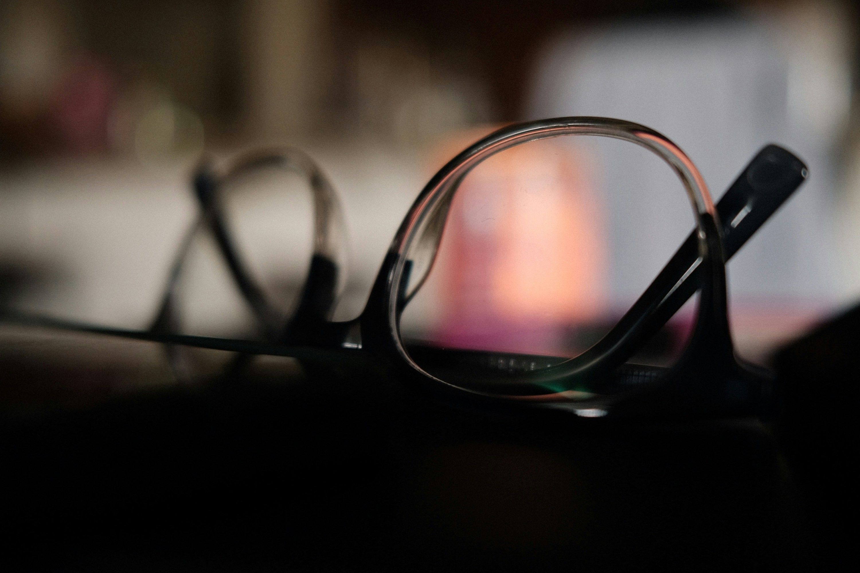 Lunettes à monture noire sur fond sombre, gros plan d'une monture à régler