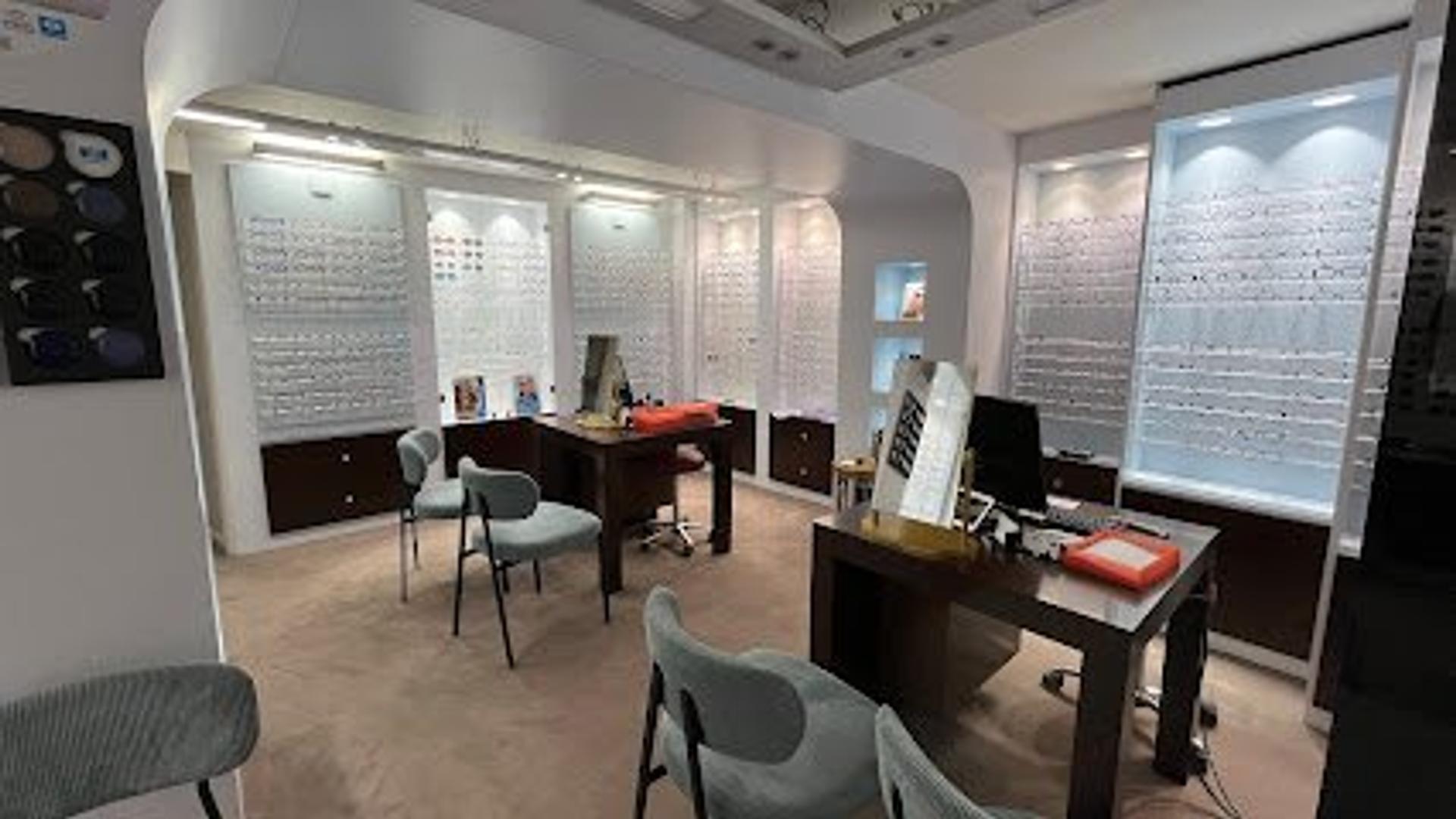 Façade de la boutique Optique Des Arceaux, opticien indépendant à Montpellier