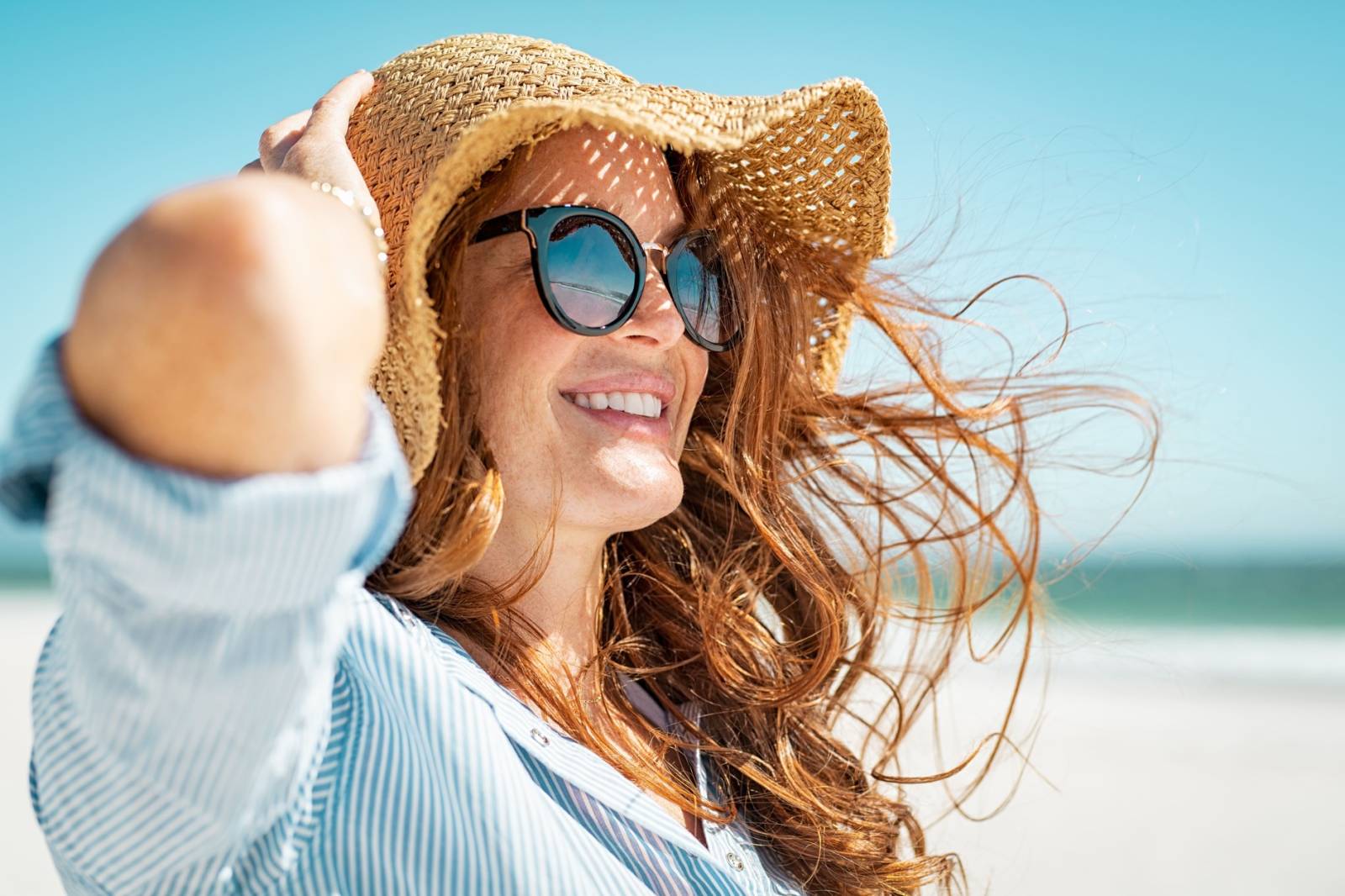Essayage de lunettes solaires chez un opticien à Nice