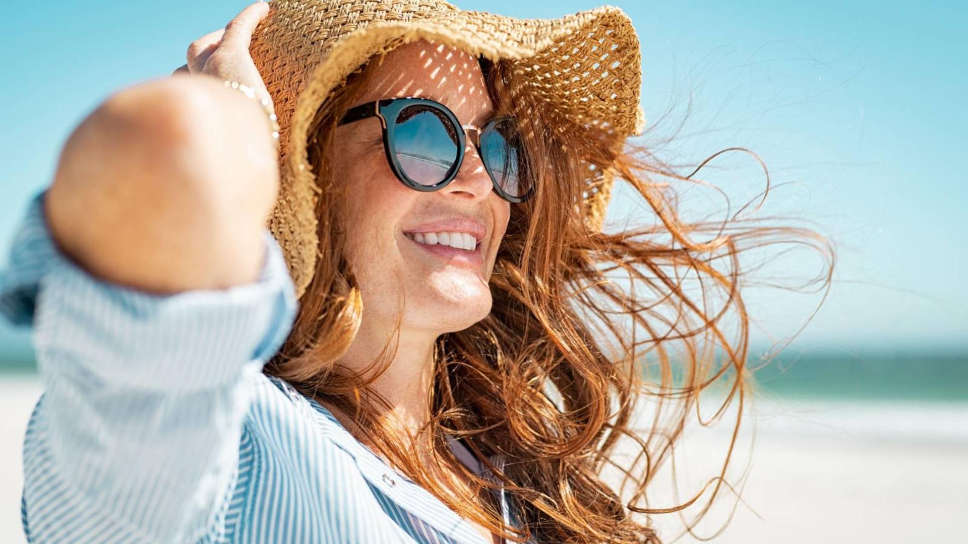 Essayage de lunettes solaires chez un opticien à Nice