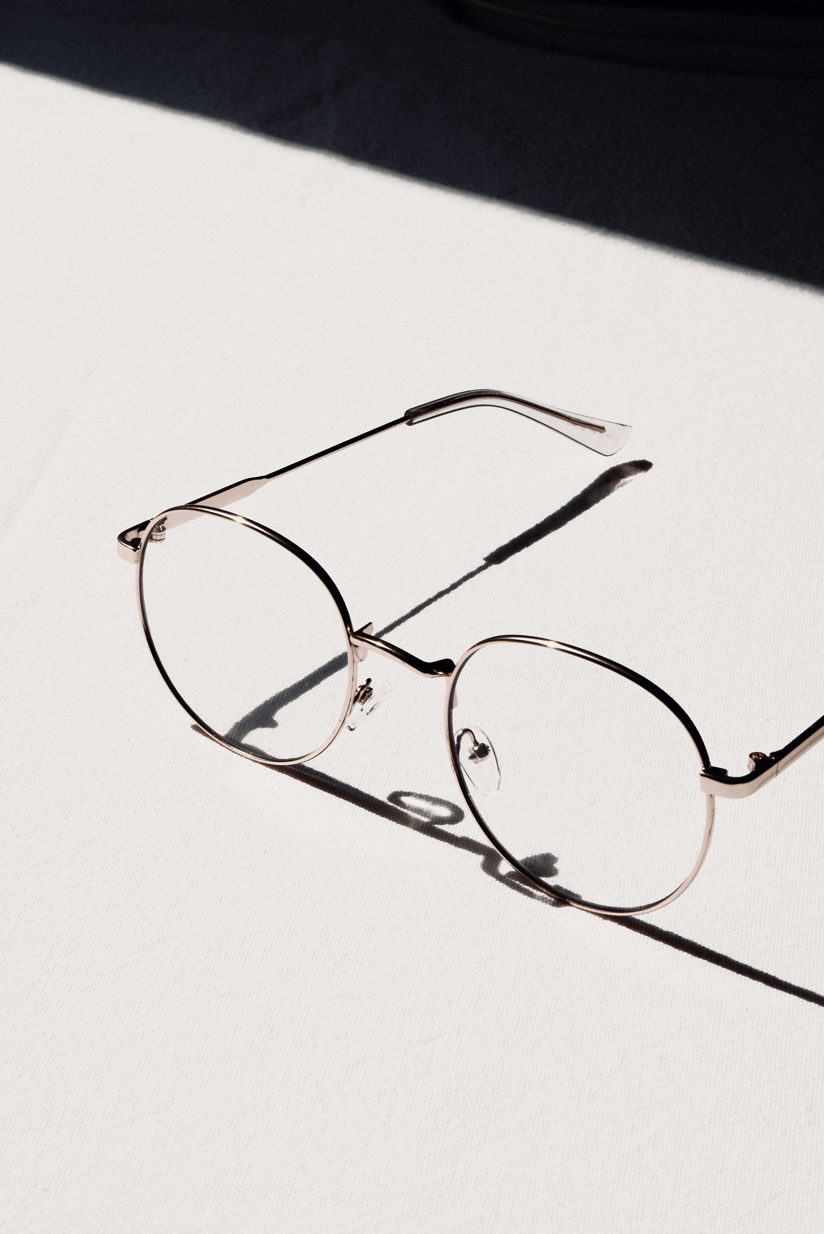 Lunettes à monture argentée, importance de l'ajustage