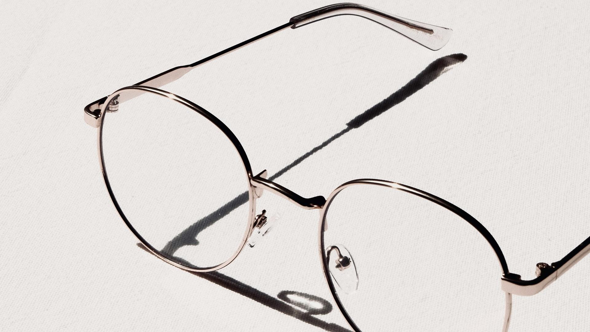 Lunettes à monture argentée, importance de l'ajustage