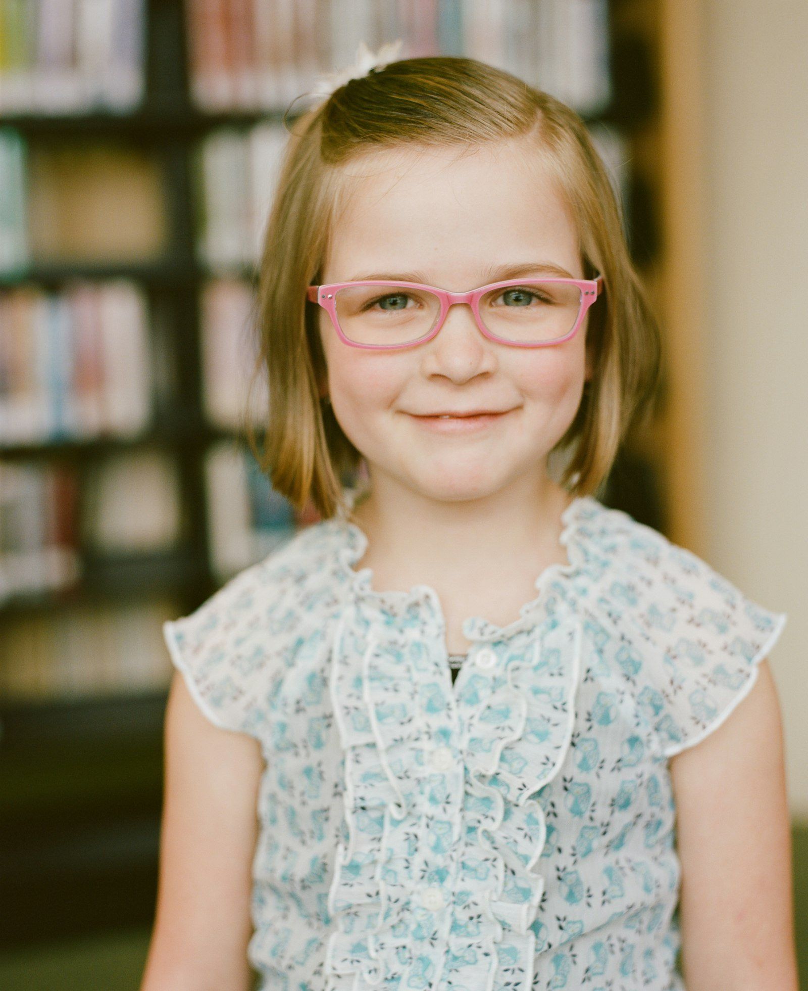 Enfant chez l'opticien pour un examen de la vue et le choix de lunettes adaptées