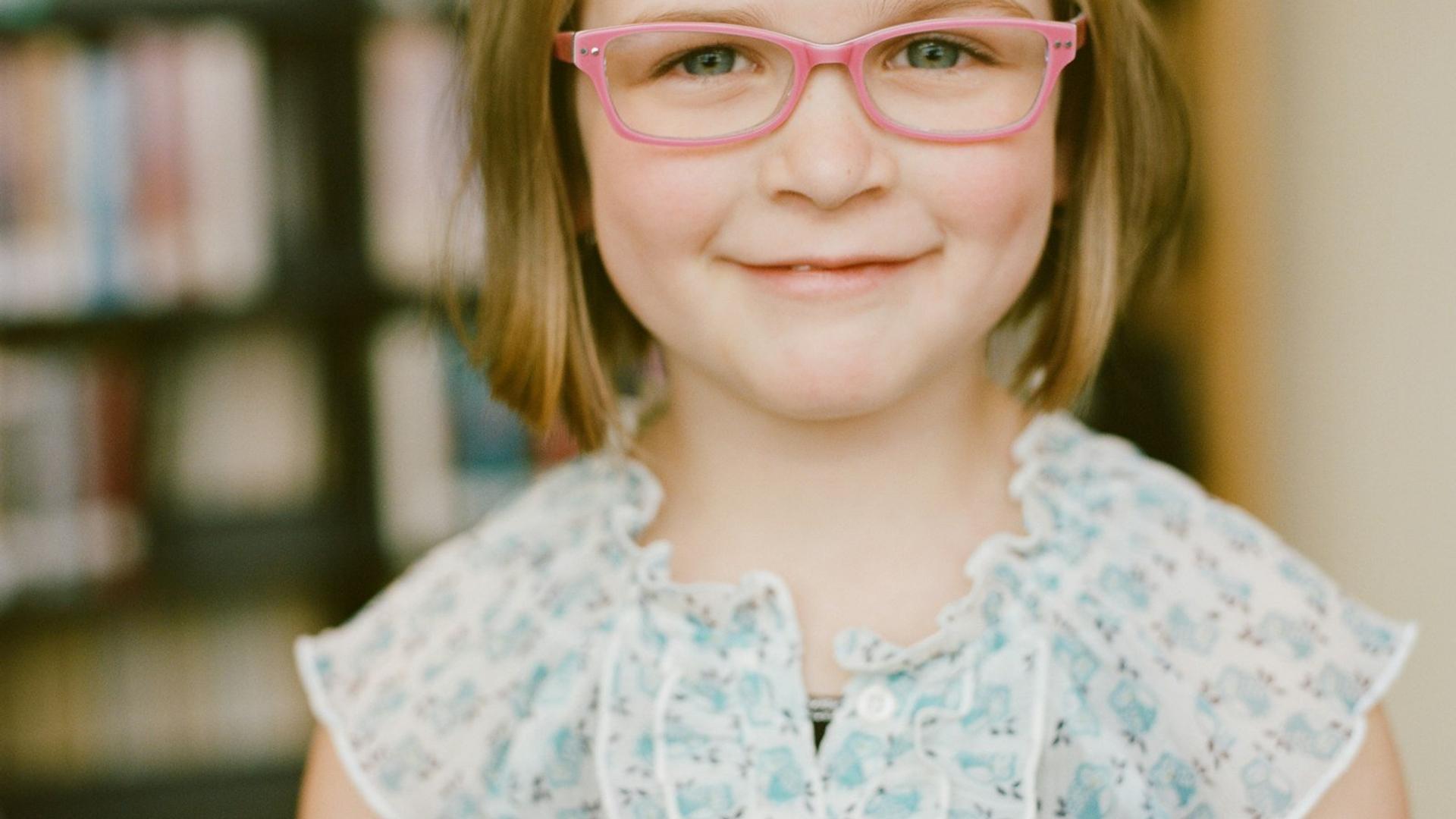 Enfant chez l'opticien pour un examen de la vue et le choix de lunettes adaptées
