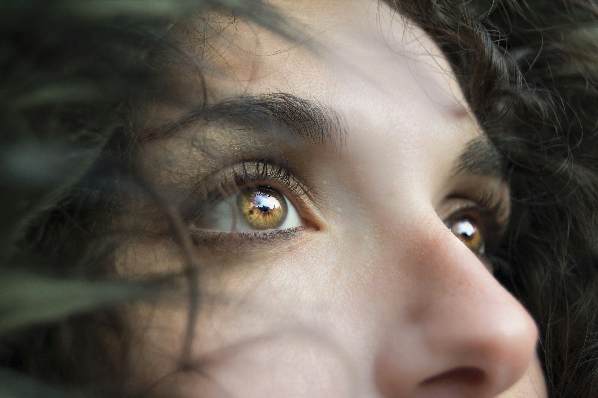 Gros plan sur le visage d'une personne aux yeux fermés, évoquant la fatigue et la gêne oculaire du quotidien
