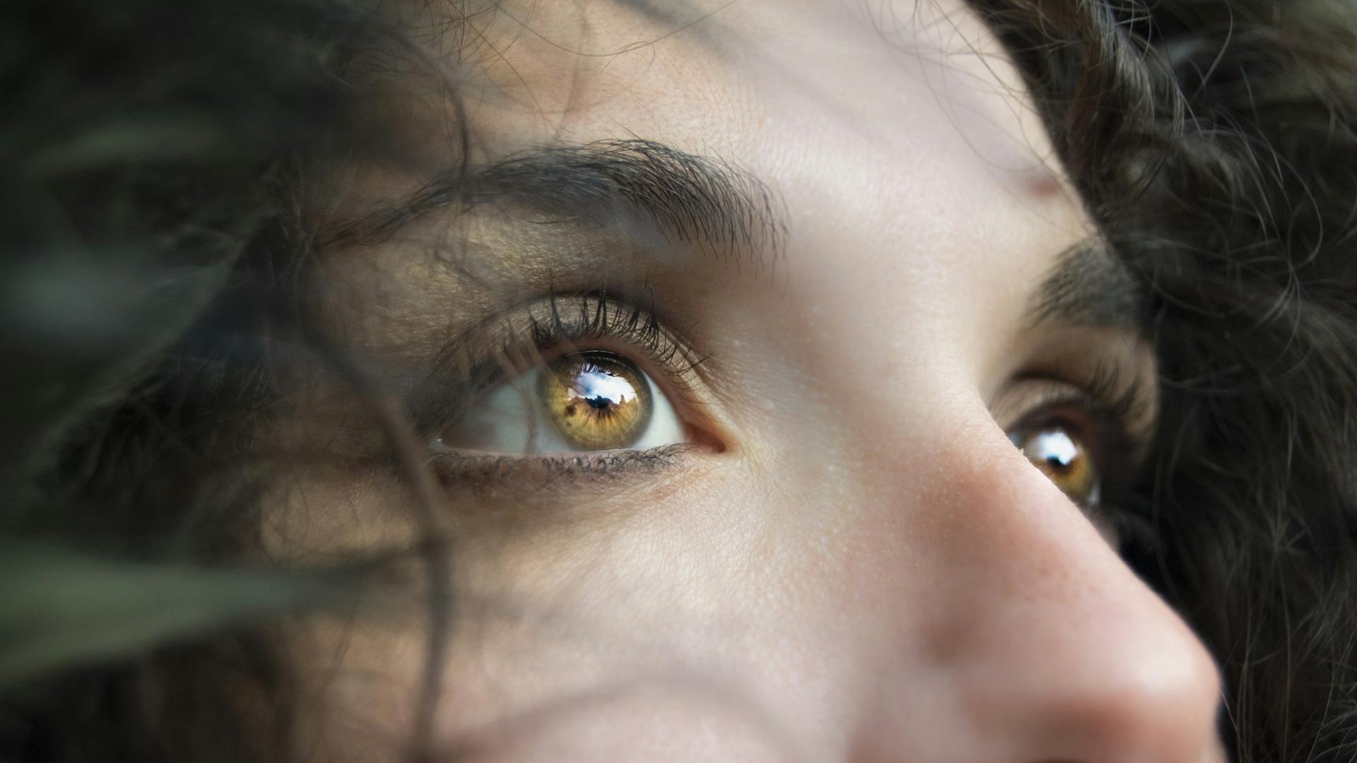 Gros plan sur le visage d'une personne aux yeux fermés, évoquant la fatigue et la gêne oculaire du quotidien