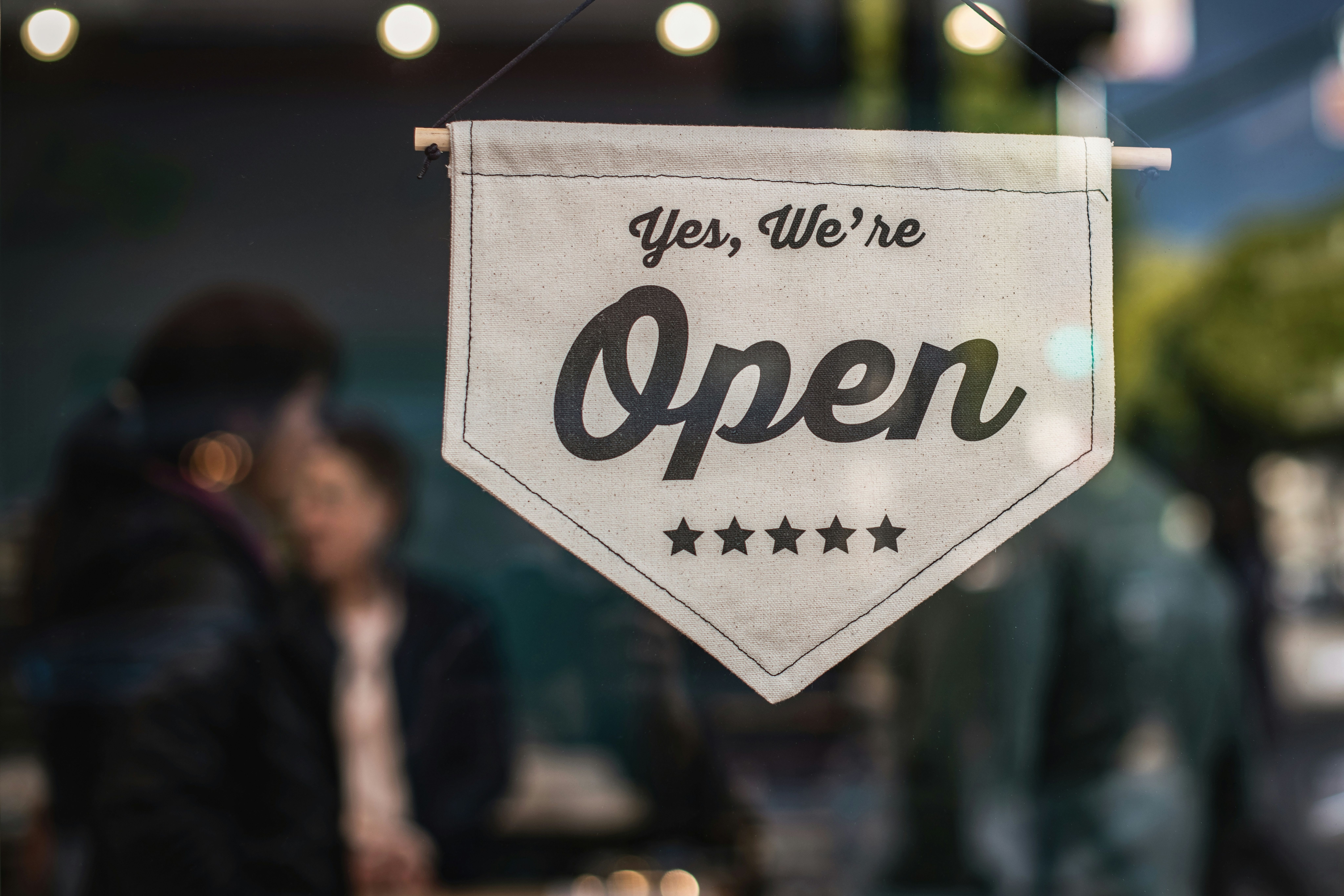 Pancarte ouvert d'un commerce de proximité