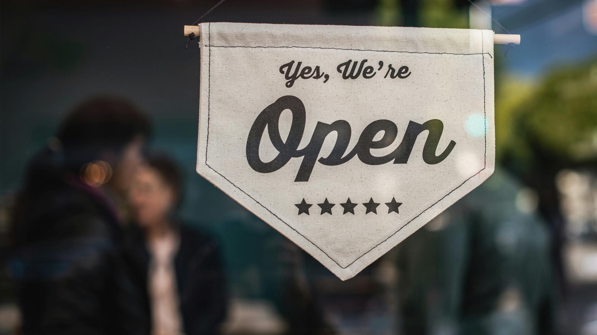 Pancarte ouvert d'un commerce de proximité