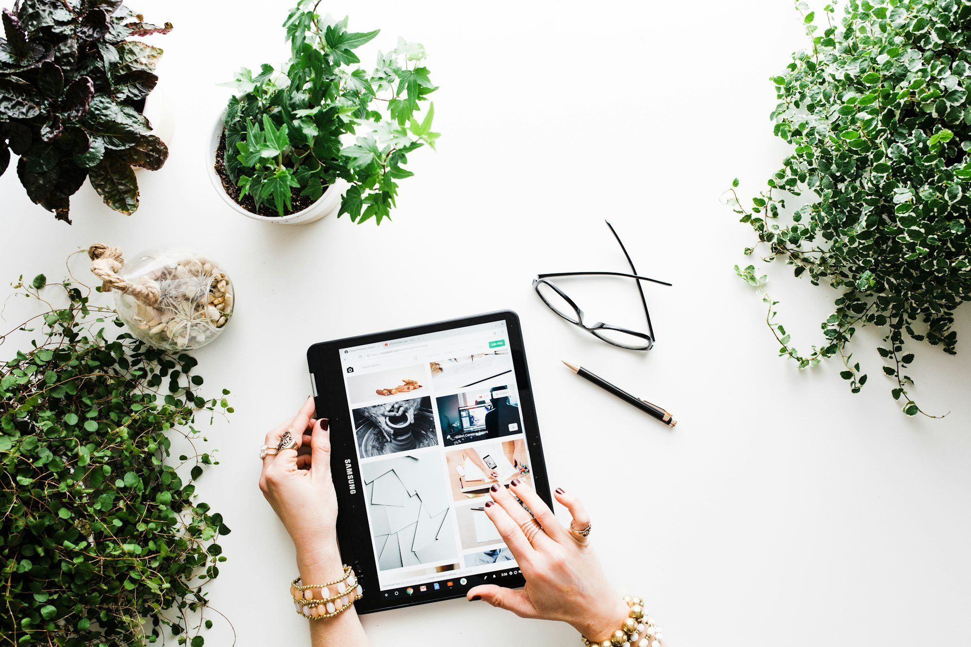 Tablette tactile utilisée pour consulter une fiche d'opticien en ligne, illustrant la comparaison que font les clients avant de se rendre en boutique.