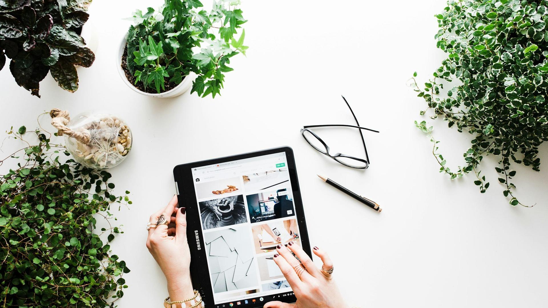 Tablette tactile utilisée pour consulter une fiche d'opticien en ligne, illustrant la comparaison que font les clients avant de se rendre en boutique.