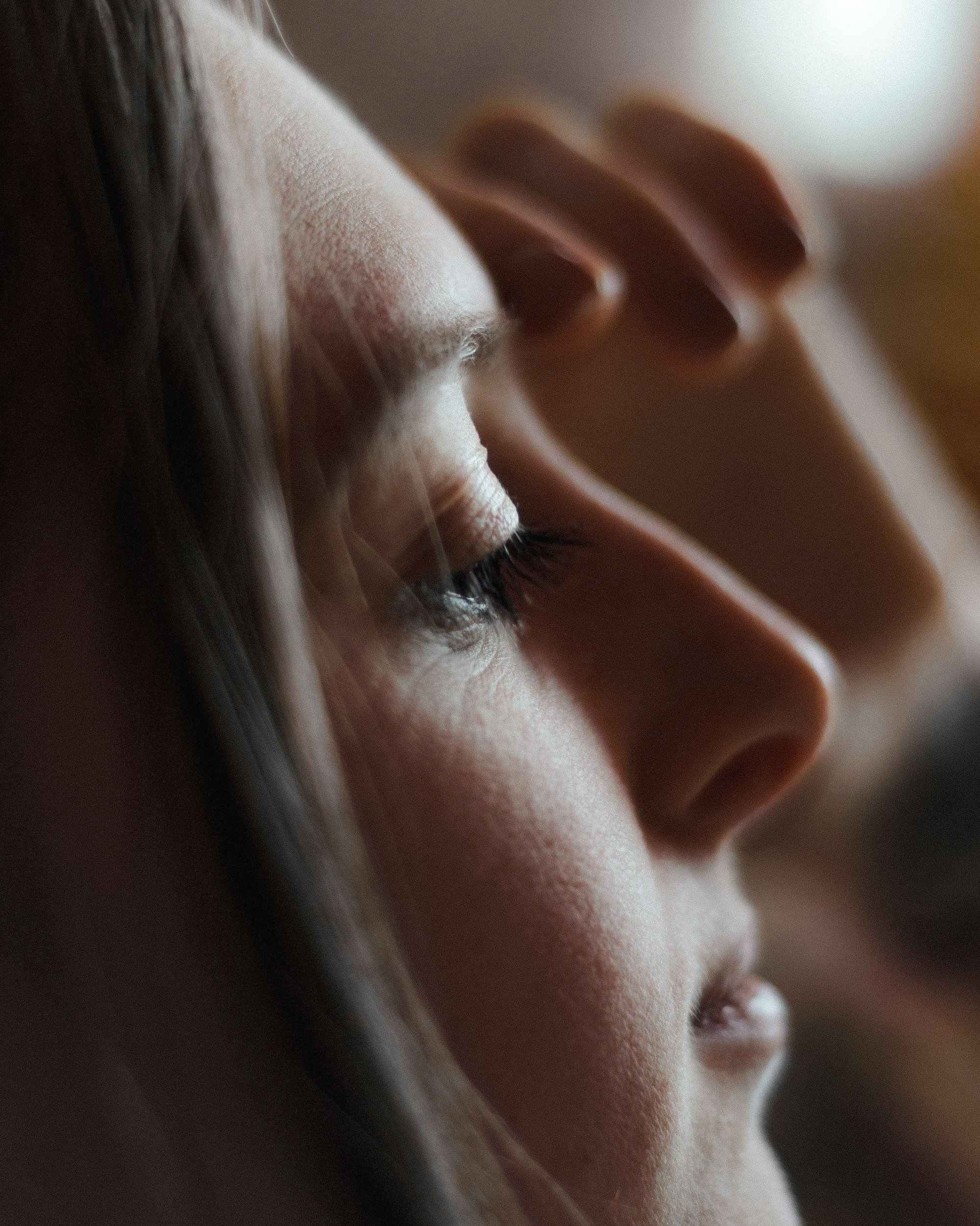 Visage d'une femme aux yeux fermés, au repos : pendant la résorption du sang, l'œil n'a besoin d'aucun soin particulier.