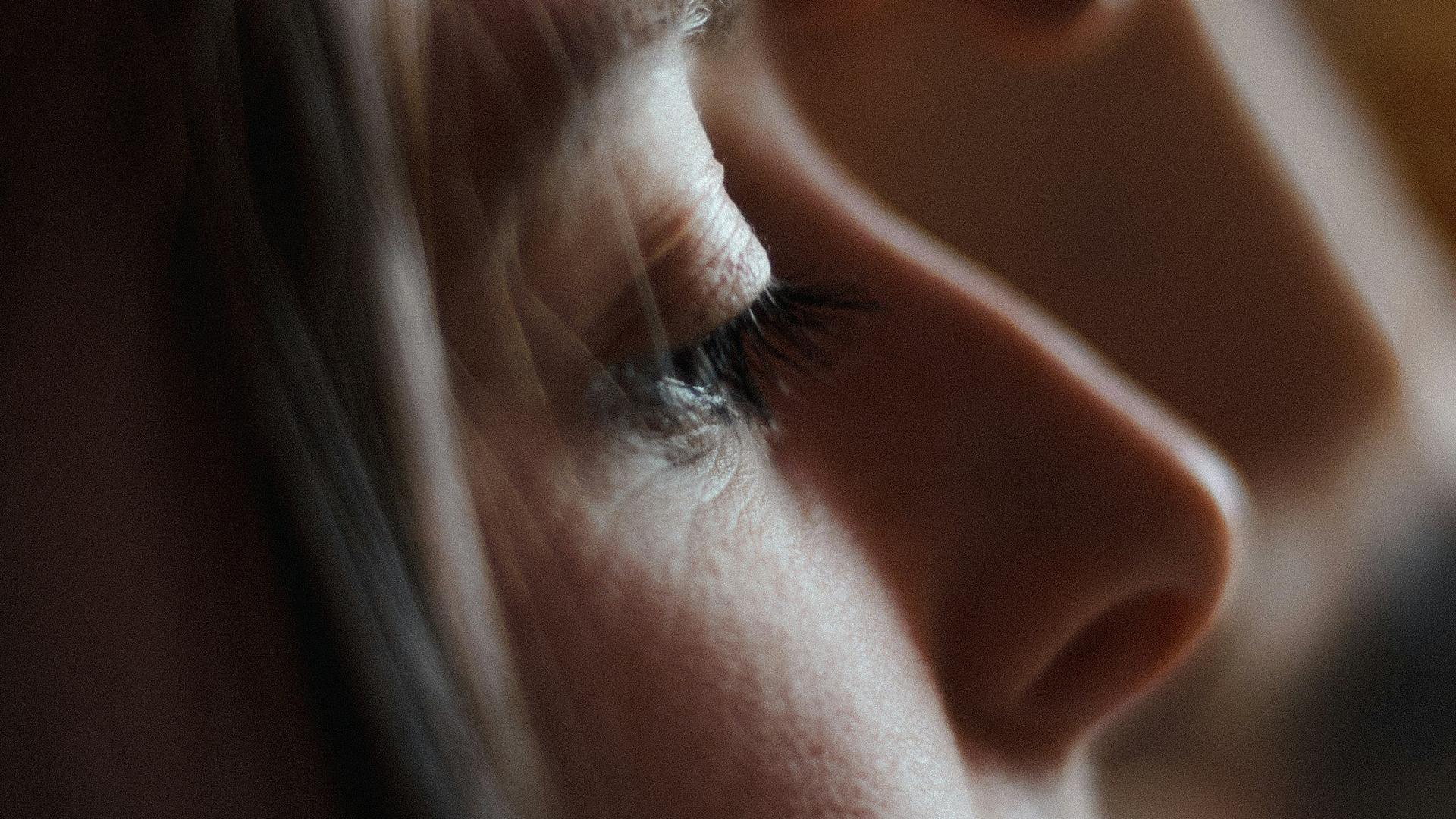 Visage d'une femme aux yeux fermés, au repos : pendant la résorption du sang, l'œil n'a besoin d'aucun soin particulier.