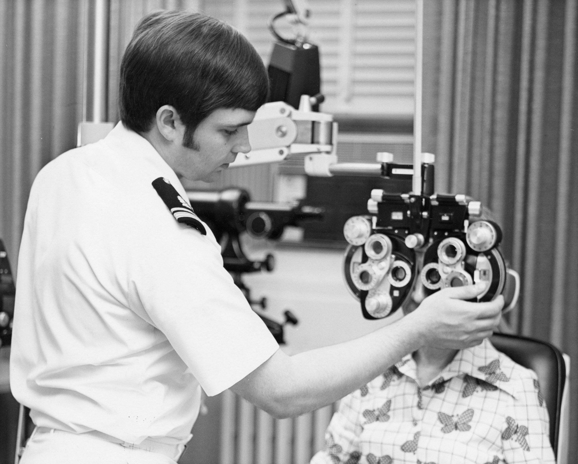 Examen de la vue au phoroptère chez l'ophtalmologiste, outil clé du dépistage de l'amblyopie chez l'enfant
