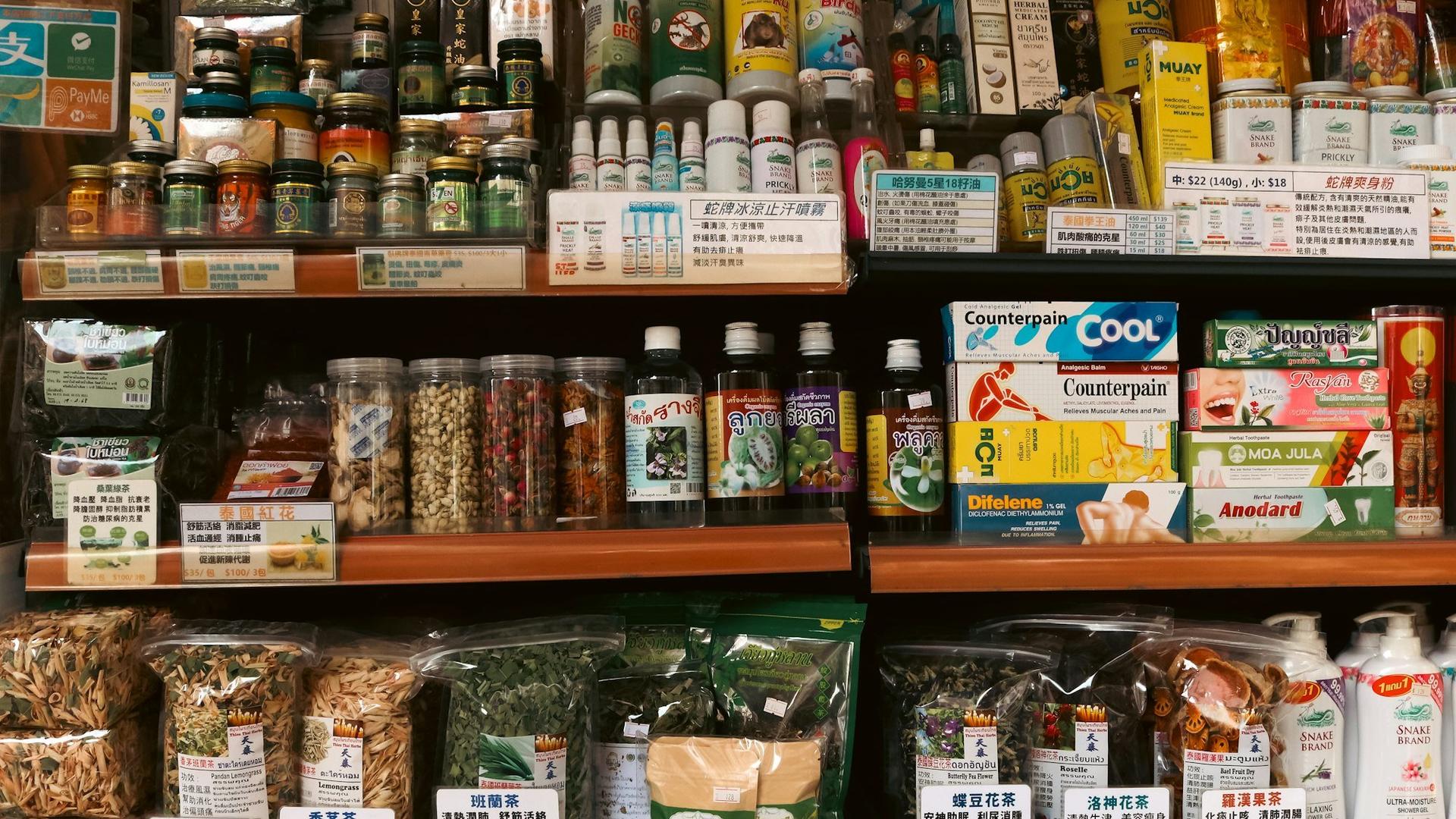 Rayons d'une pharmacie avec des produits de santé, le coût d'un traitement pour œil rouge reste modéré