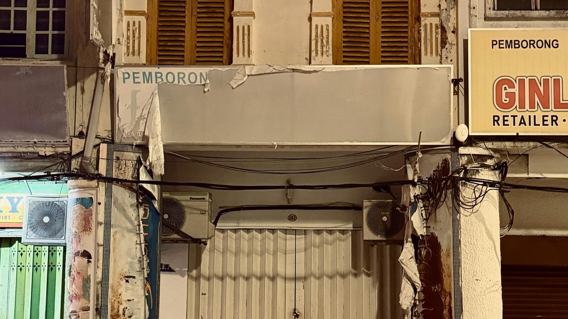 Façade d'une boutique d'optique à l'ancienne avec son enseigne, illustrant l'ancrage local et le savoir-faire d'atelier d'un opticien indépendant.