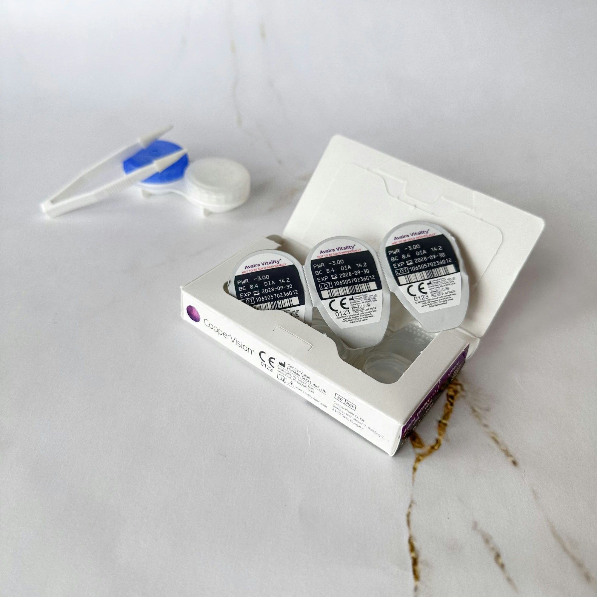 Boîte de lentilles de contact avec blister, étui de rangement bleu et accessoires, l'hygiène des lentilles au cœur de la prévention de la kératite