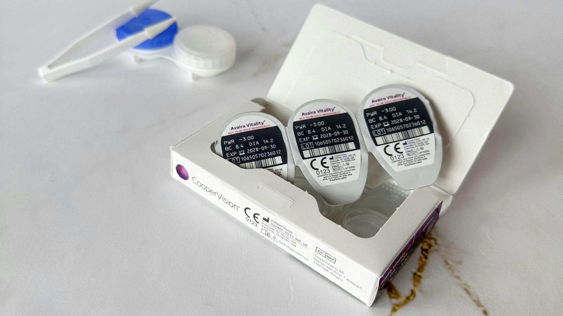 Boîte de lentilles de contact avec blister, étui de rangement bleu et accessoires, l'hygiène des lentilles au cœur de la prévention de la kératite