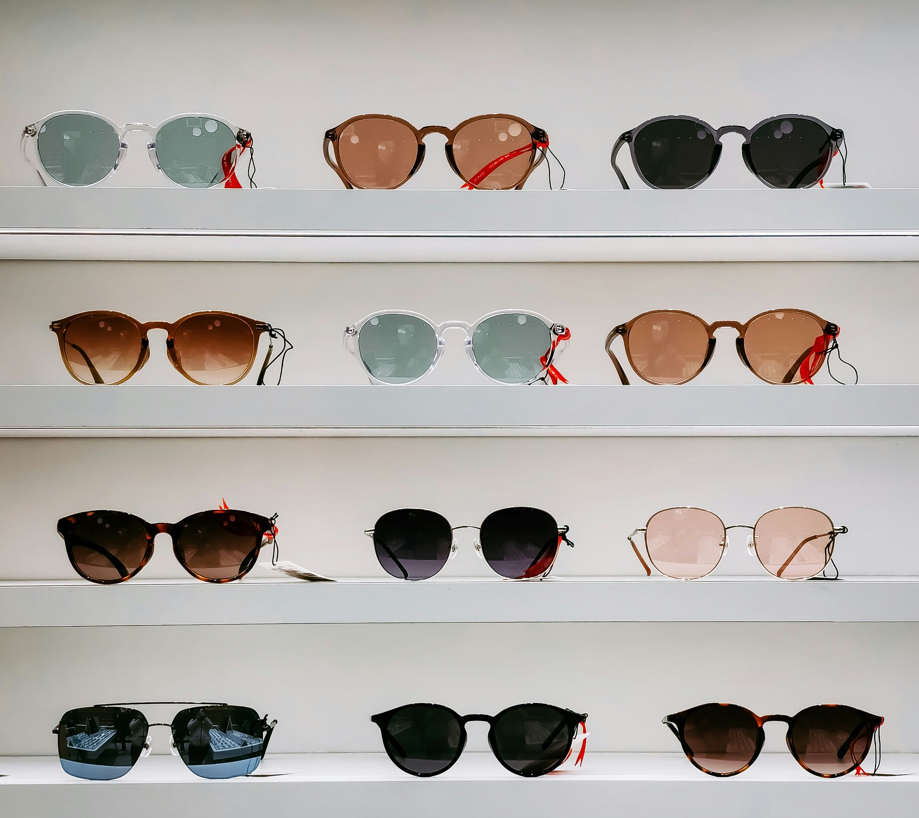 Paire de lunettes de soleil noires posée sur une surface blanche, élégance et style