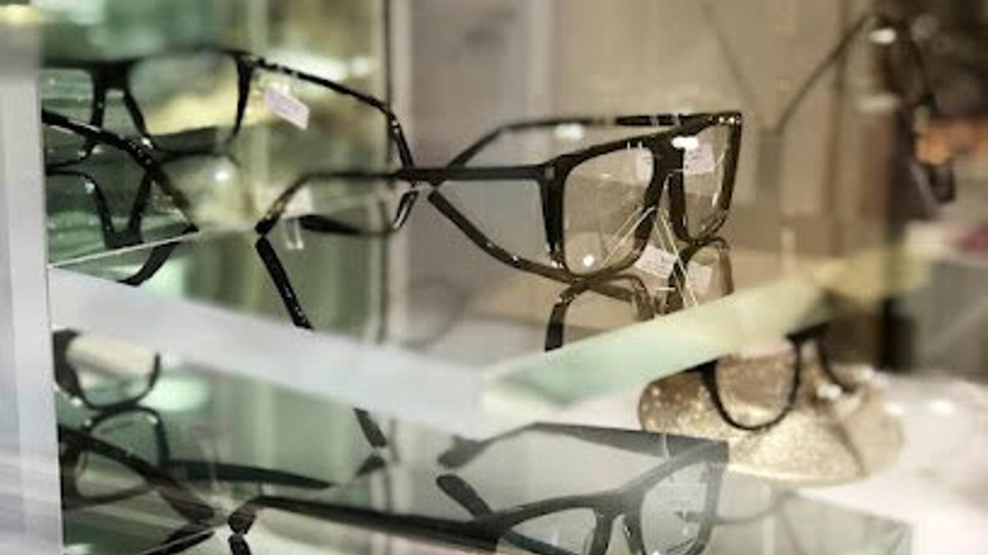 Façade de la boutique Optique à Part, opticien indépendant à Montpellier