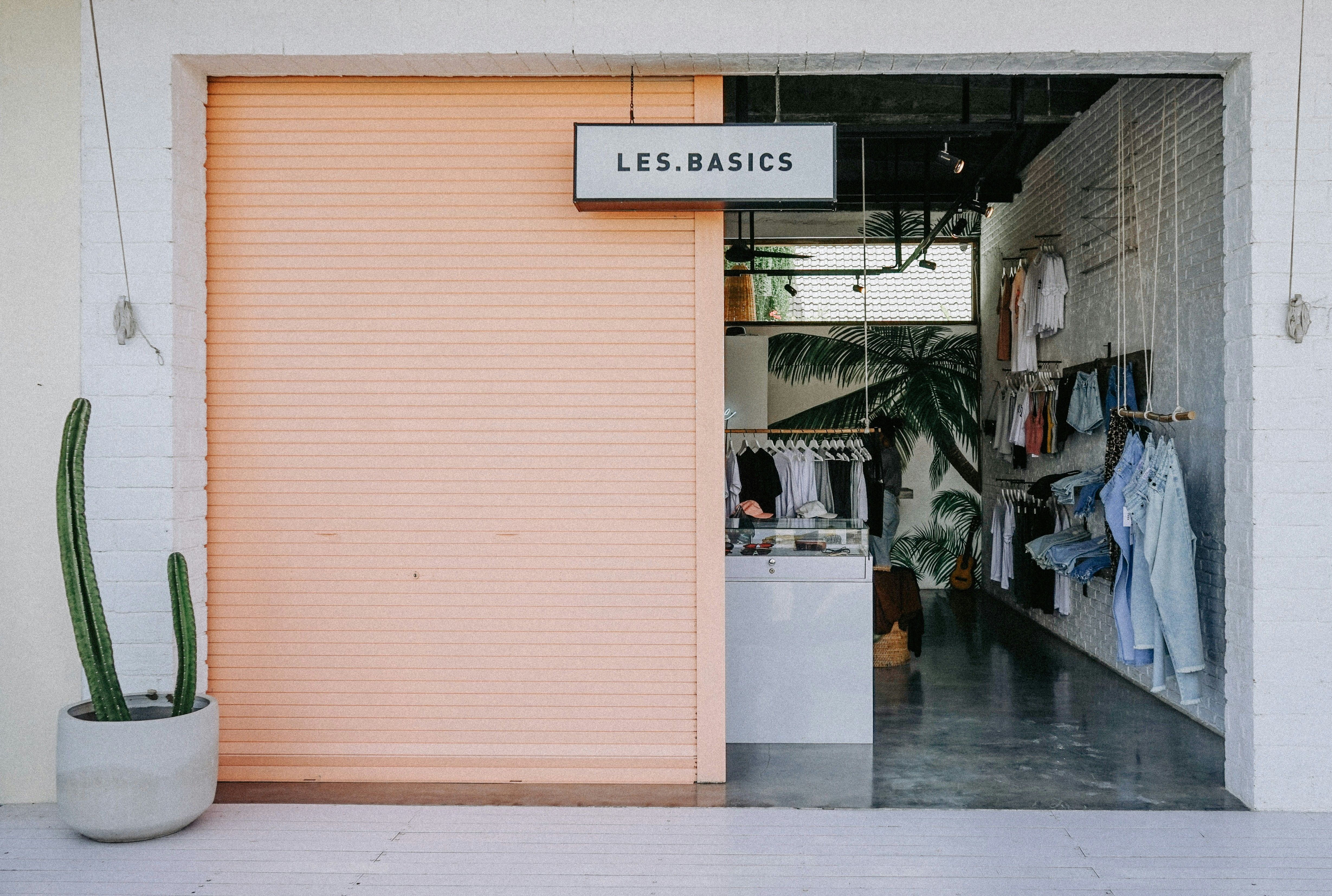 Présentoir de magasin, merchandising et expérience client en boutique