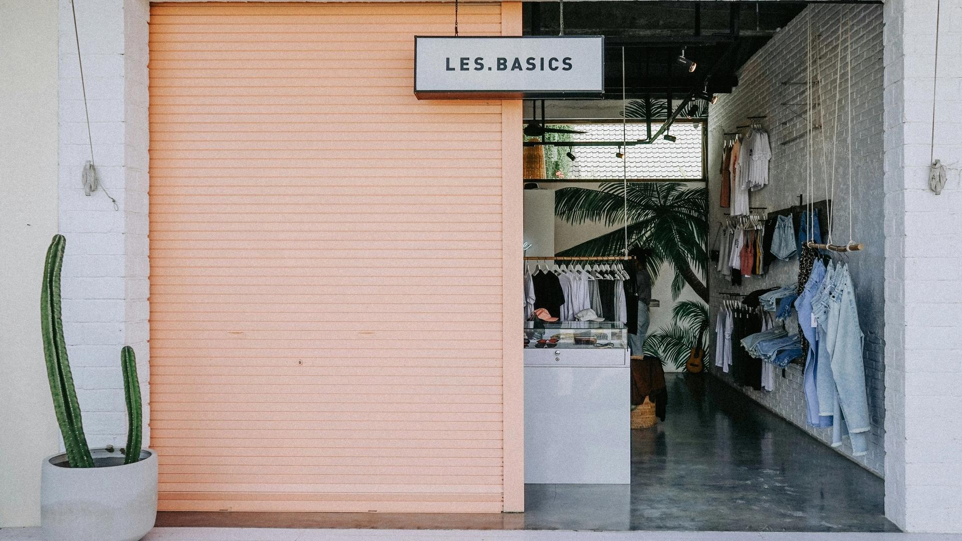 Présentoir de magasin, merchandising et expérience client en boutique