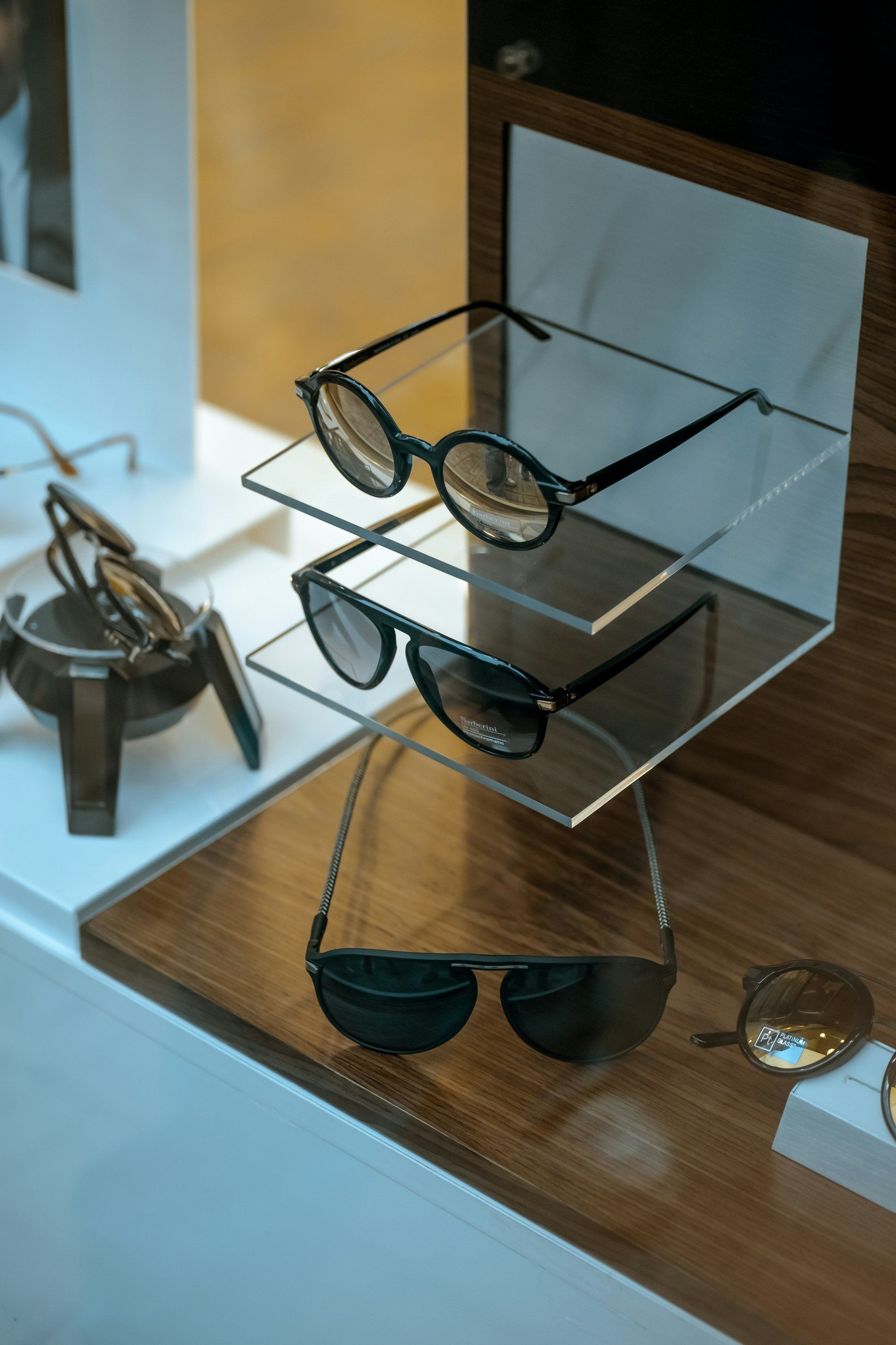 Lunettes de soleil exposees sur une etagere en verre dans une boutique